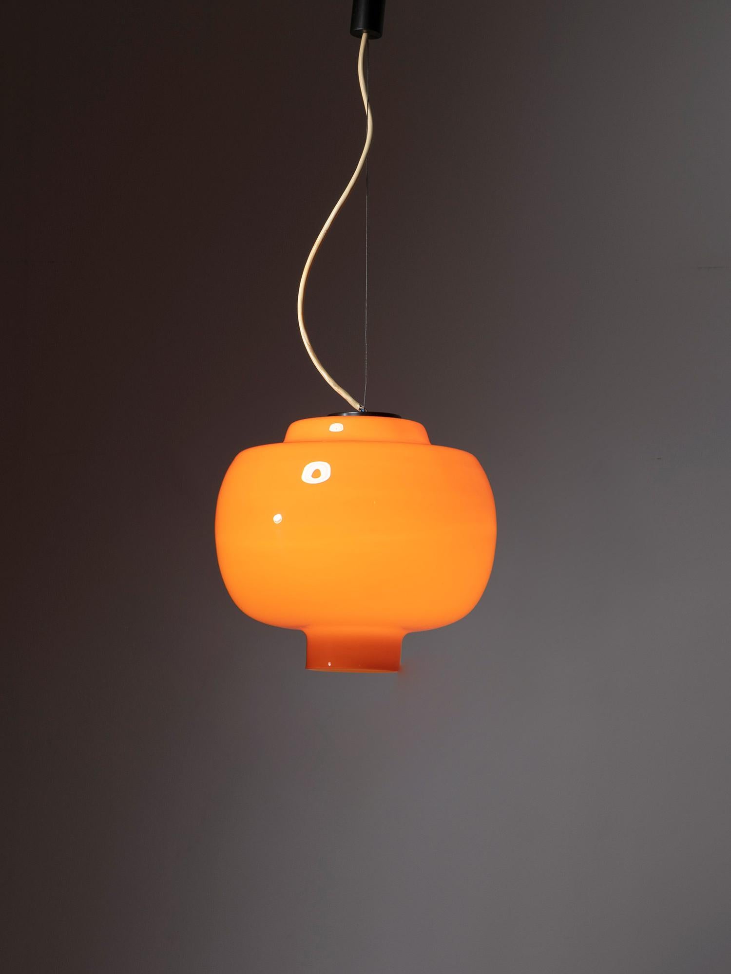 Lampe suspendue en verre de Murano fabriquée par Vistosi.
Grand abat-jour incamiciato orange/blanc et détails en laiton.