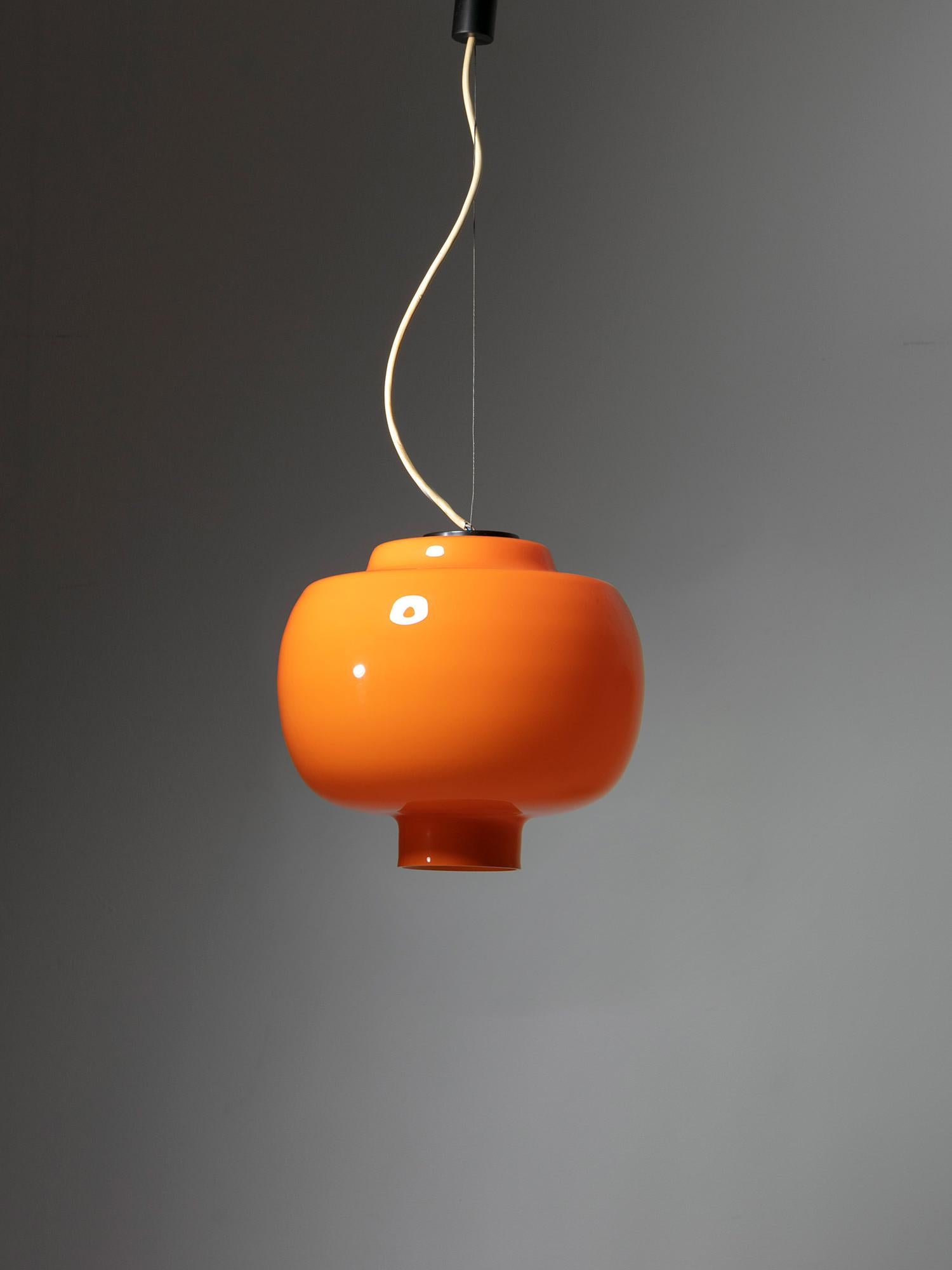 Grande lampe suspendue en verre de Murano orange de Vistosi, Italie, années 1960 Bon état - En vente à Milan, IT