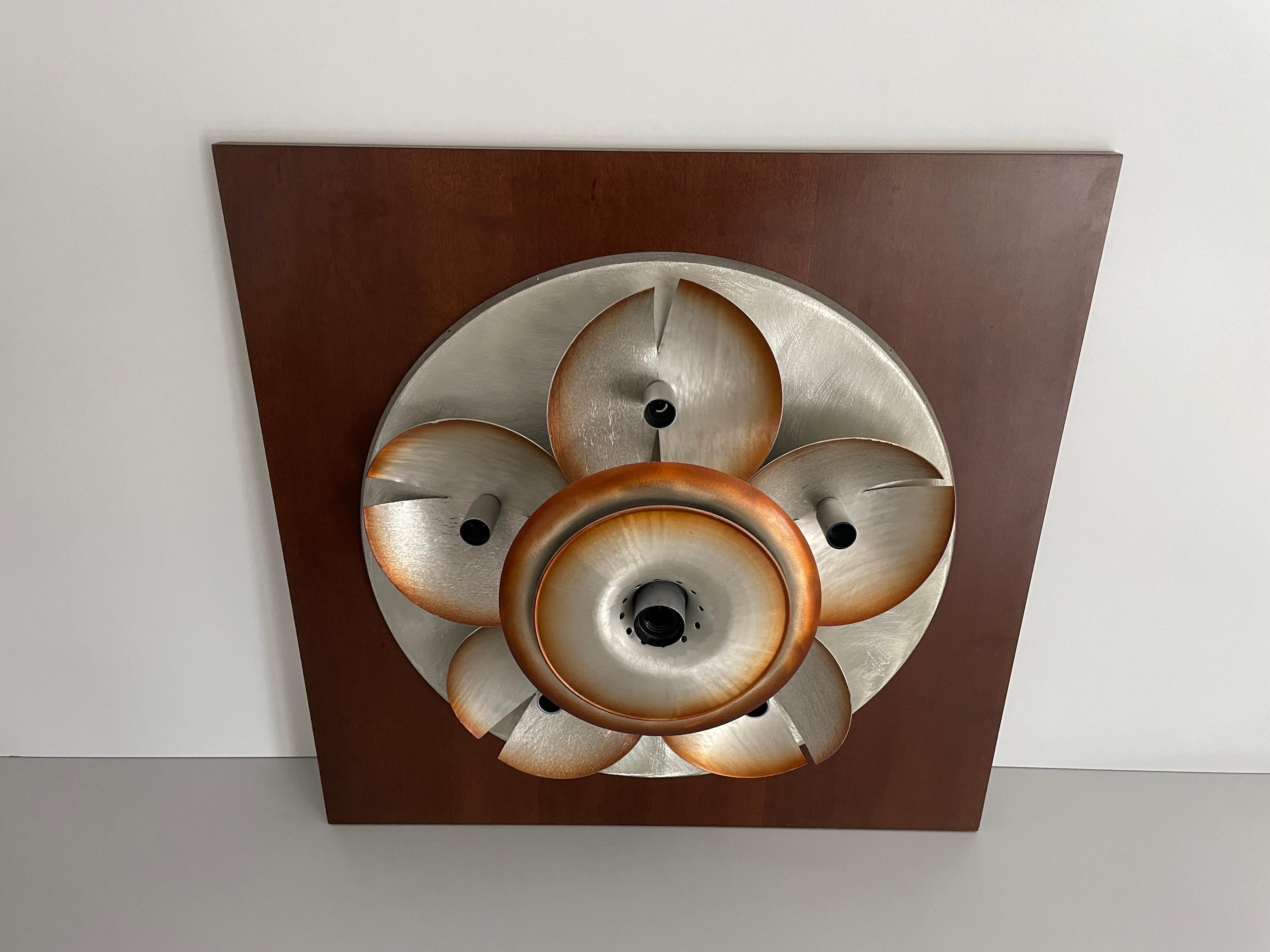 'Orange' Model Wall Sculpture Lamp by Otello Ciullini for Studio EF Viareggio,  1970s, Italy

Lampshade is in very good vintage condition.
Painted aluminum, raw aluminum and clear wood.

This lamp works with  5x E14 and 1x E27 light bulbs. 
Wired