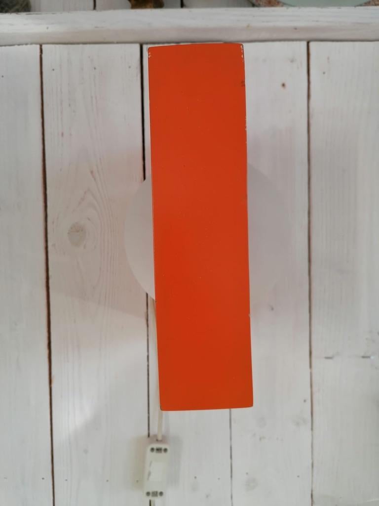 Gestell aus Hartholz, orange lackiert, Schirm aus kugelförmigem Opalglas. Hergestellt in Österreich in den 1970er Jahren.
2 Stück verfügbar, Preis pro Lampe