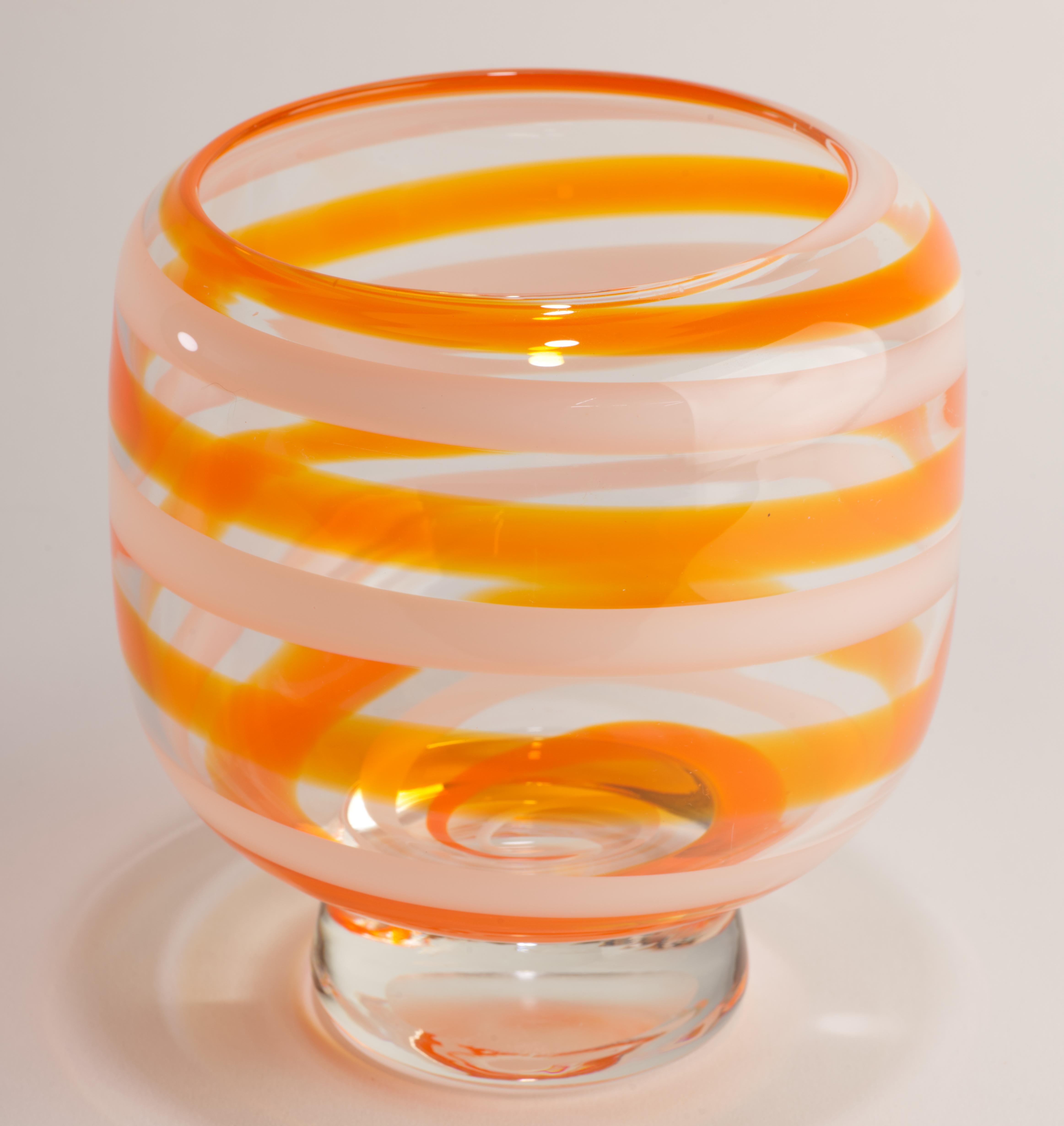 Scandinavo Vaso in vetro artistico arancione, bianco e trasparente in stile Scandinavian Modern in vendita