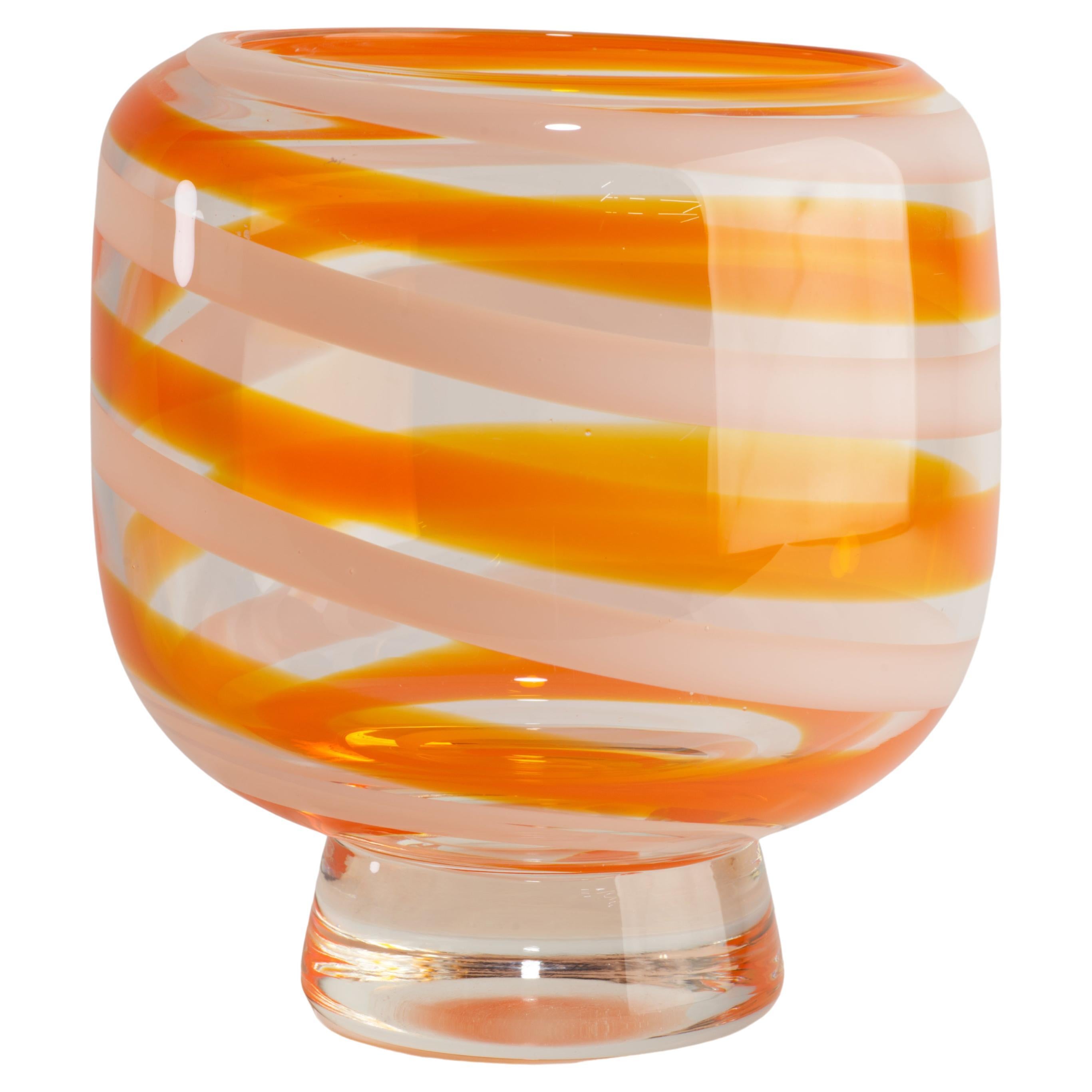 Vaso in vetro artistico arancione, bianco e trasparente in stile Scandinavian Modern in vendita