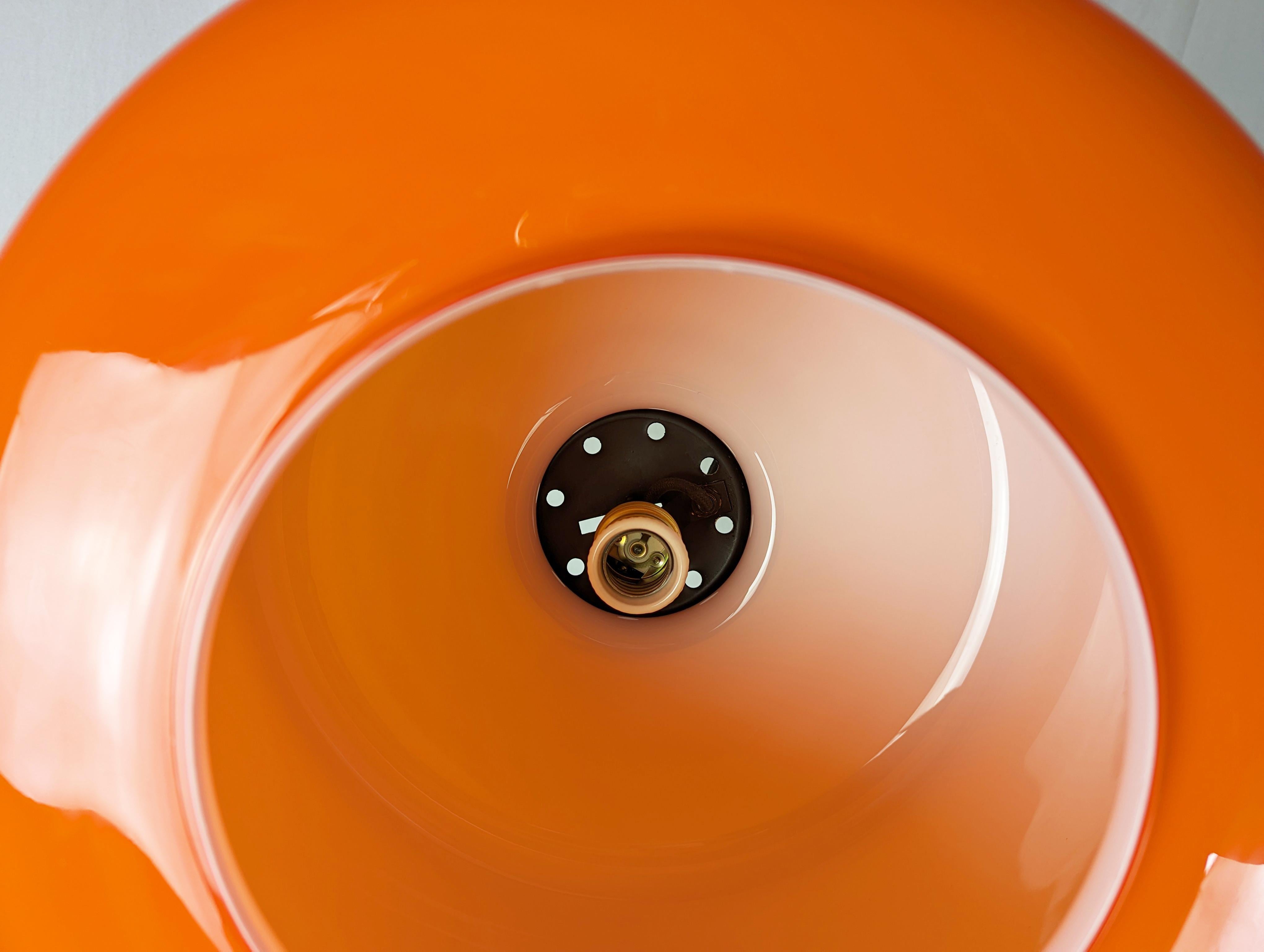 Lampe à suspension incamiciato de Murano orange et blanc  attribuée à Vistosi en vente 4