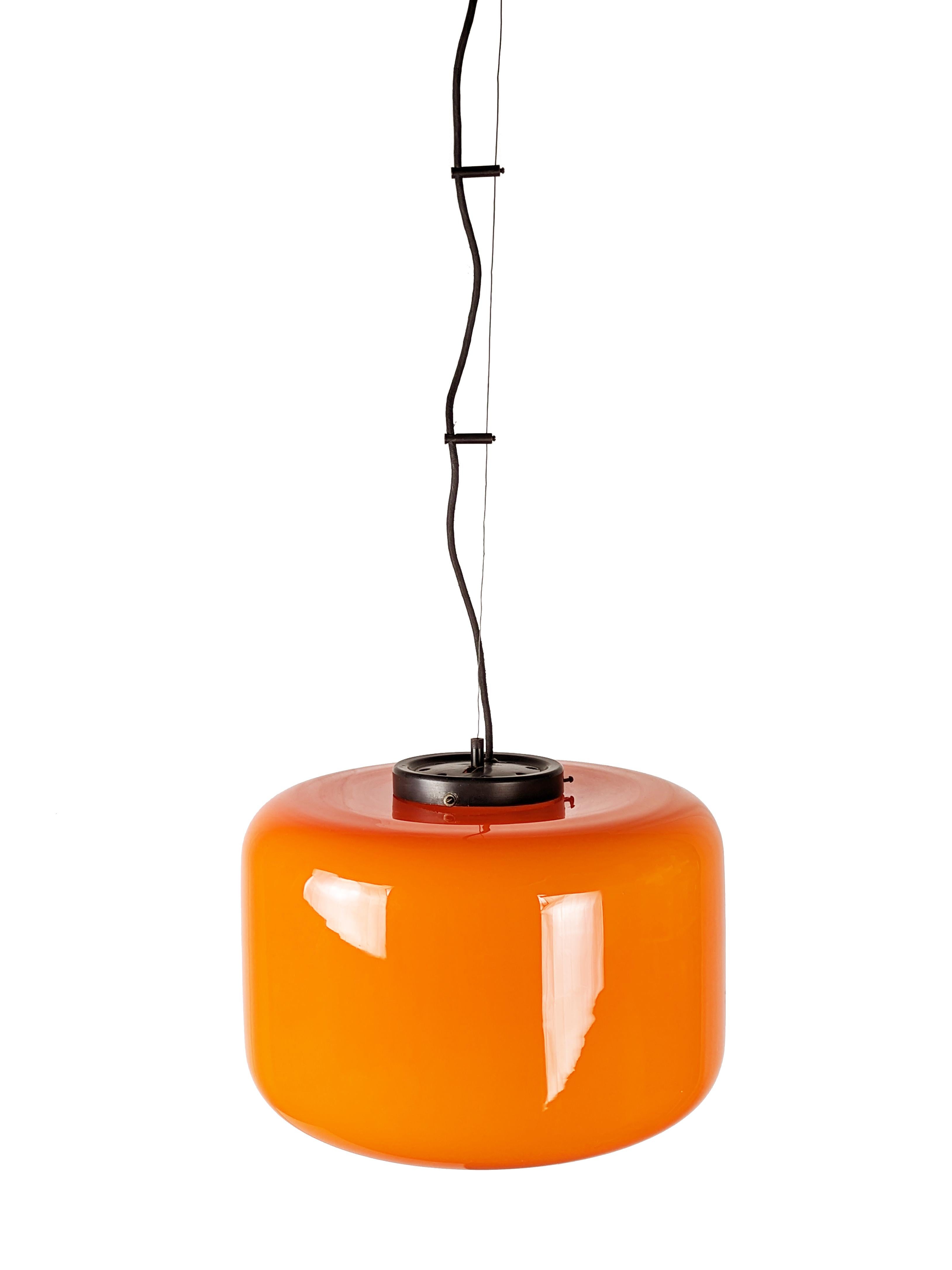 Mid-Century Modern Lampe à suspension incamiciato de Murano orange et blanc  attribuée à Vistosi en vente