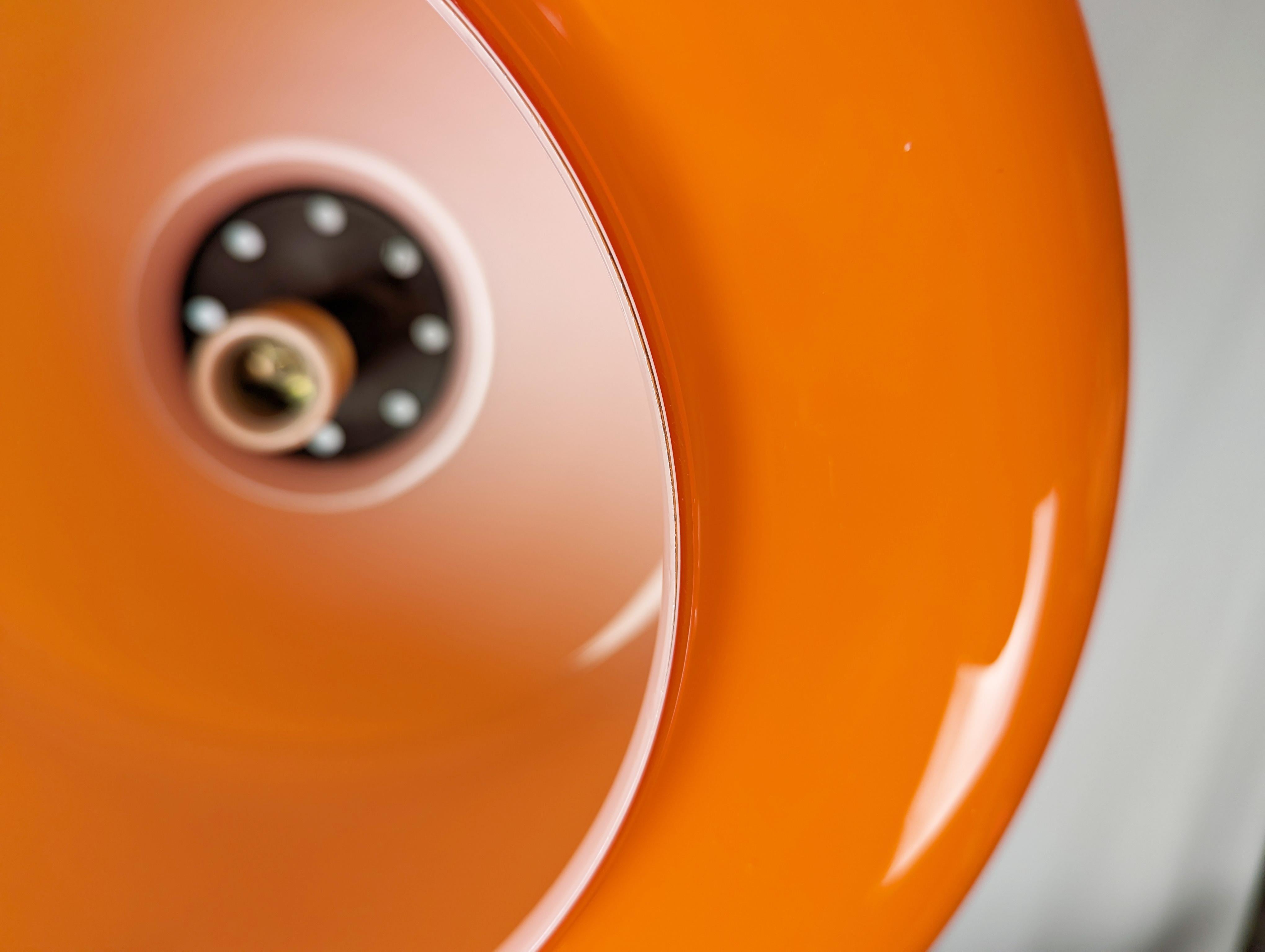 Milieu du XXe siècle Lampe à suspension incamiciato de Murano orange et blanc  attribuée à Vistosi en vente