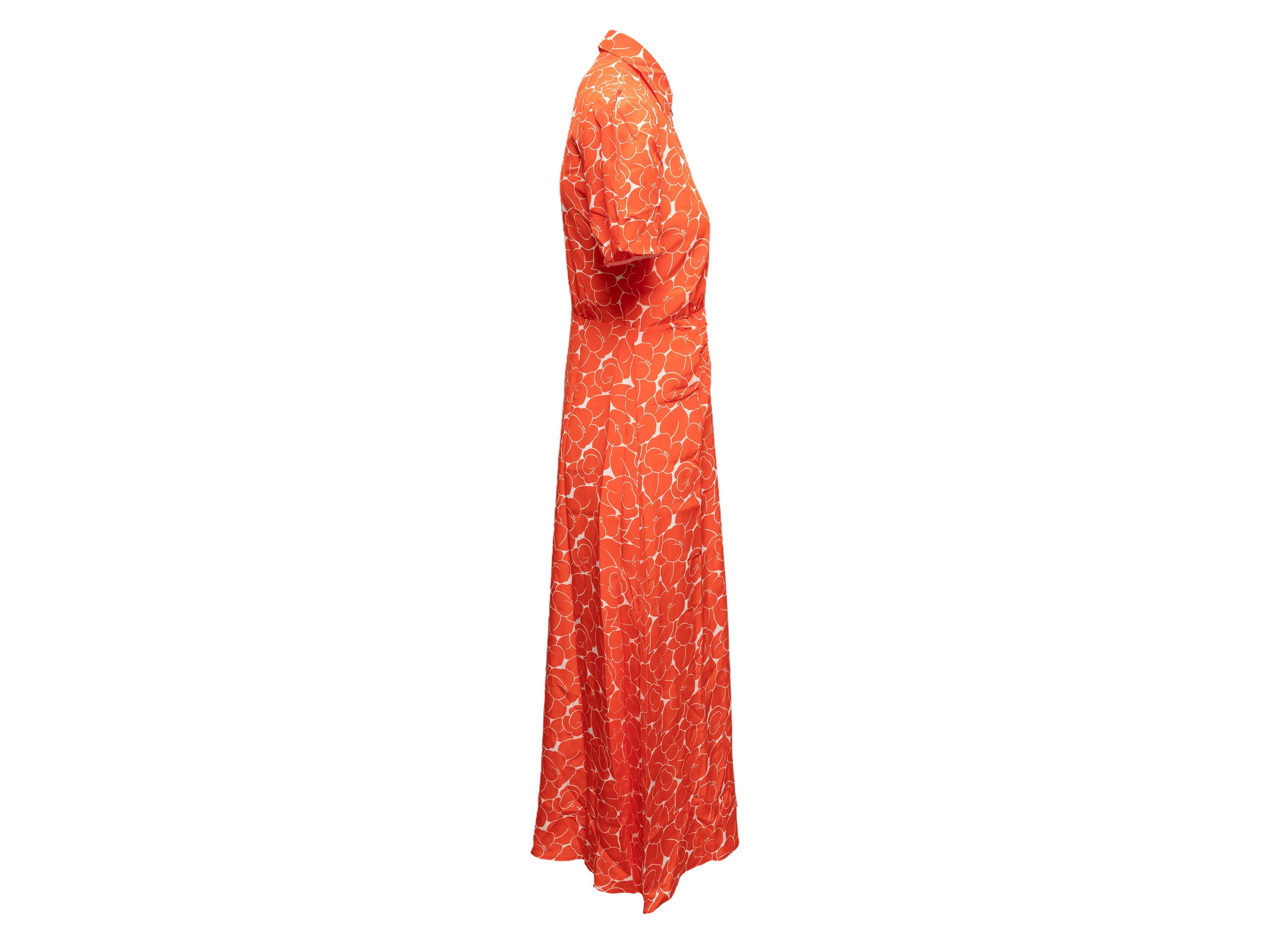 Robe longue à imprimé floral orange et blanc signée Miu Miu. Col pointu. Manches courtes. Fermeture à glissière au centre du devant. Poitrine 36