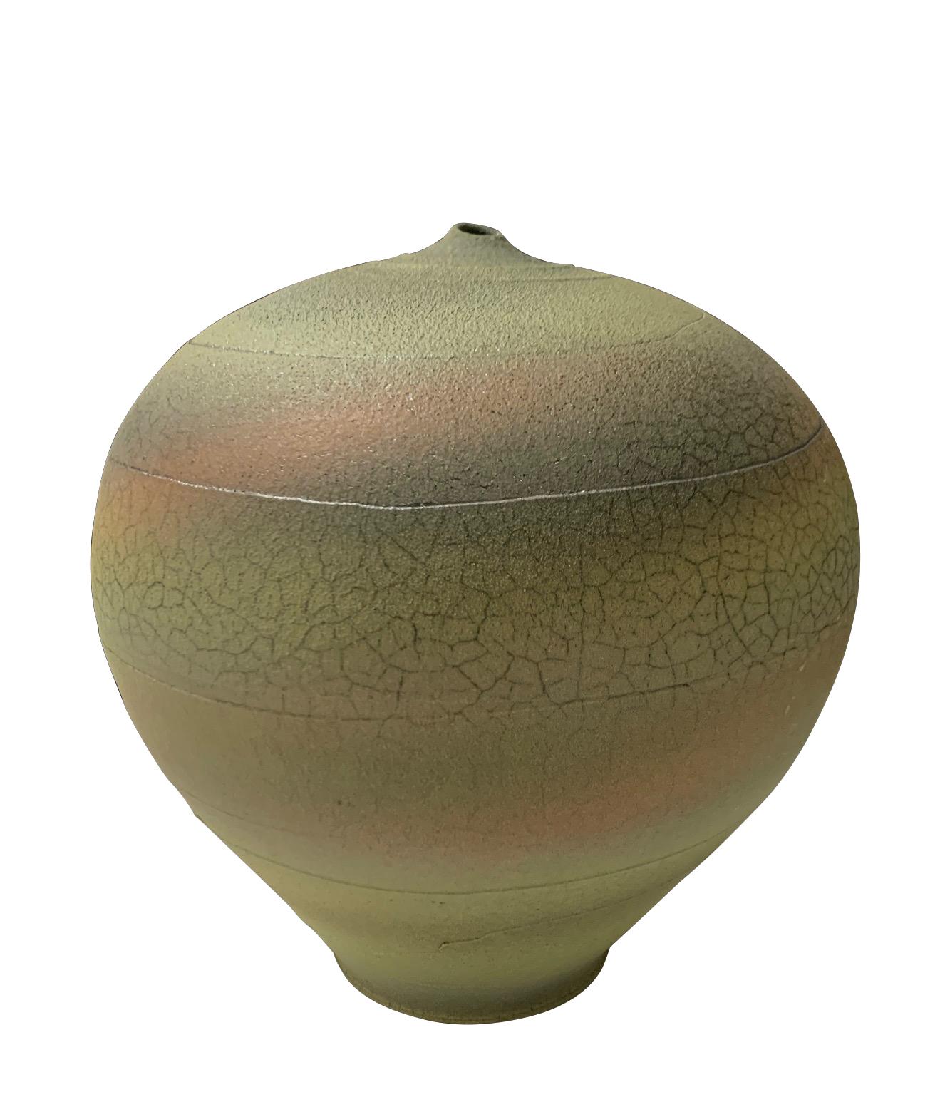 Vase contemporain en faïence texturée.
Corps vert avec des bandes d'orange pâle, de jaune et de bleu.
La glaçure a un effet de craquelure qui lui donne un aspect ancien.
Petit bec verseur supérieur.
Fait à la main, unique en son genre.
Fait