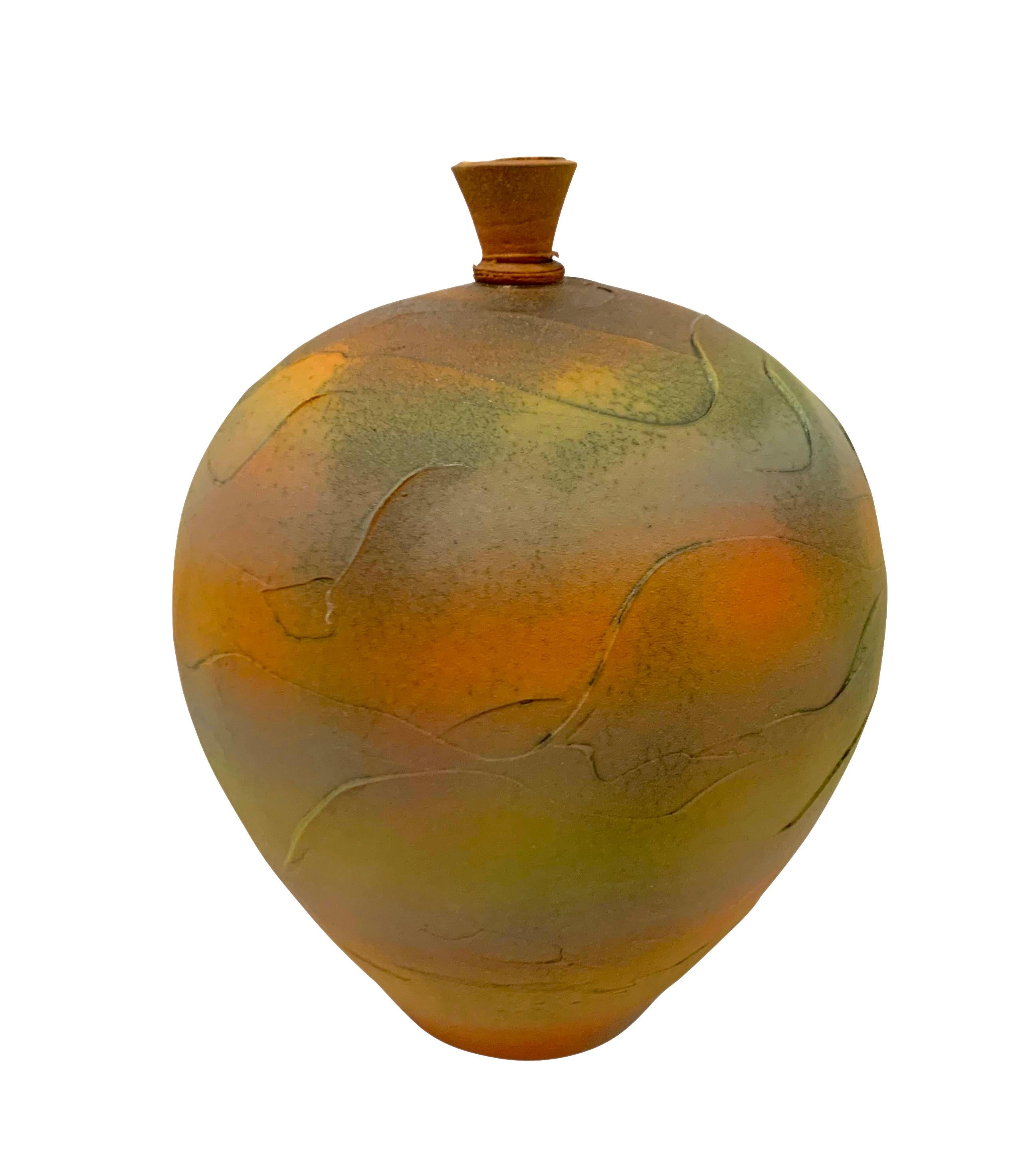 Handgefertigt in den Vereinigten Staaten, eine moderne strukturierte Keramikvase mit kleinem Deckel.
Strukturierte mehrfarbige orange, gelbe und weiße matte Glasur.
Ein Unikat.