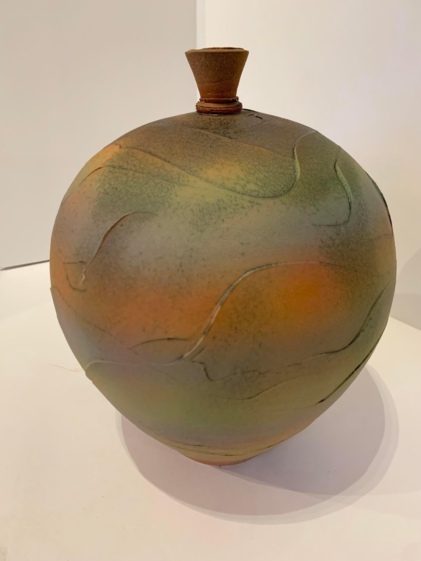 Texturierte Vase mit kleinem Ausguss in Orange, Gelb und Grün, USA, zeitgenössisch (amerikanisch) im Angebot