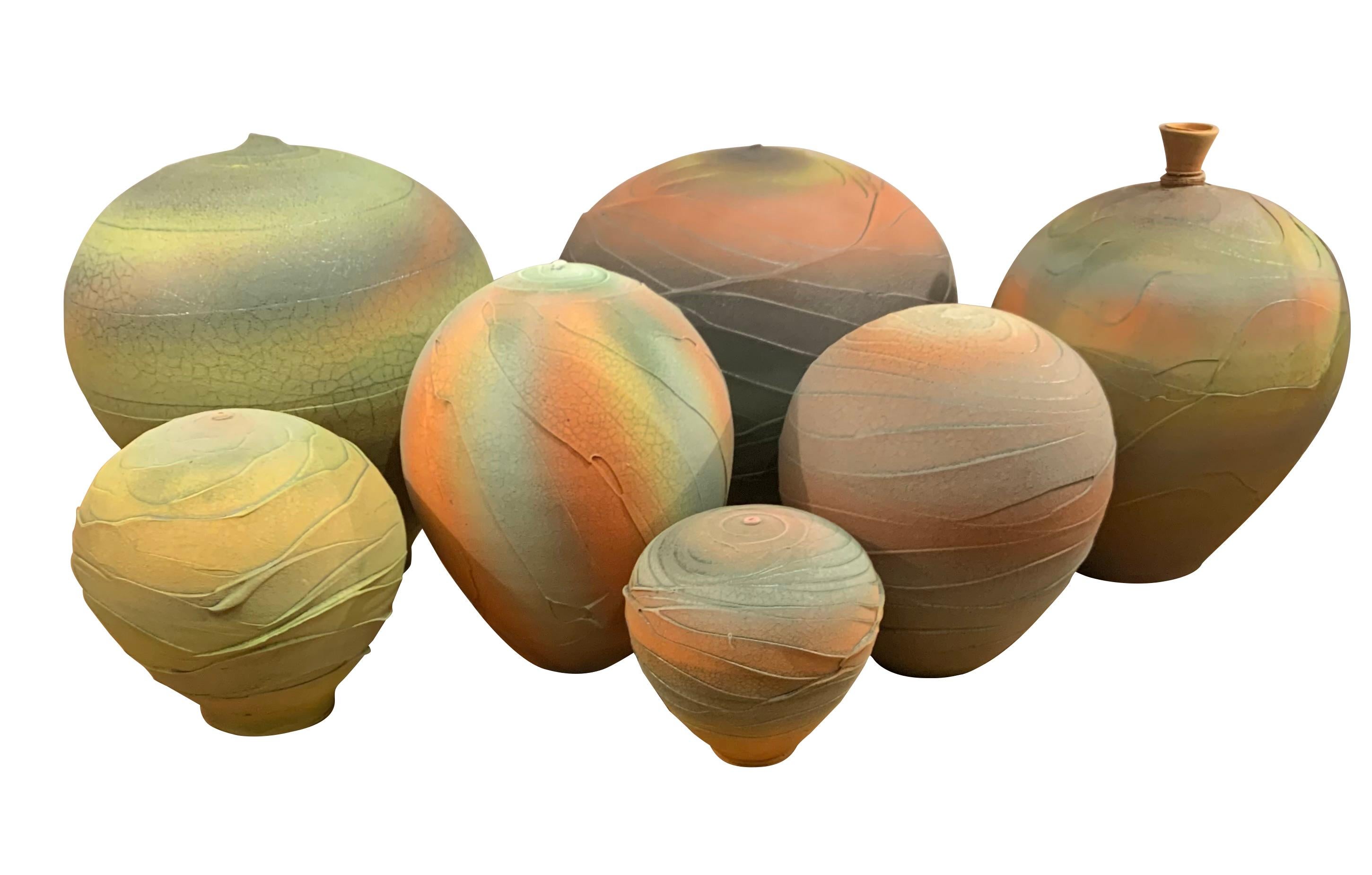 Texturierte Vase mit kleinem Ausguss in Orange, Gelb und Grün, USA, zeitgenössisch (Keramik) im Angebot