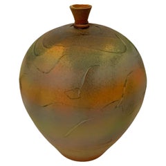 Texturierte Vase mit kleinem Ausguss in Orange, Gelb und Grün, USA, zeitgenössisch