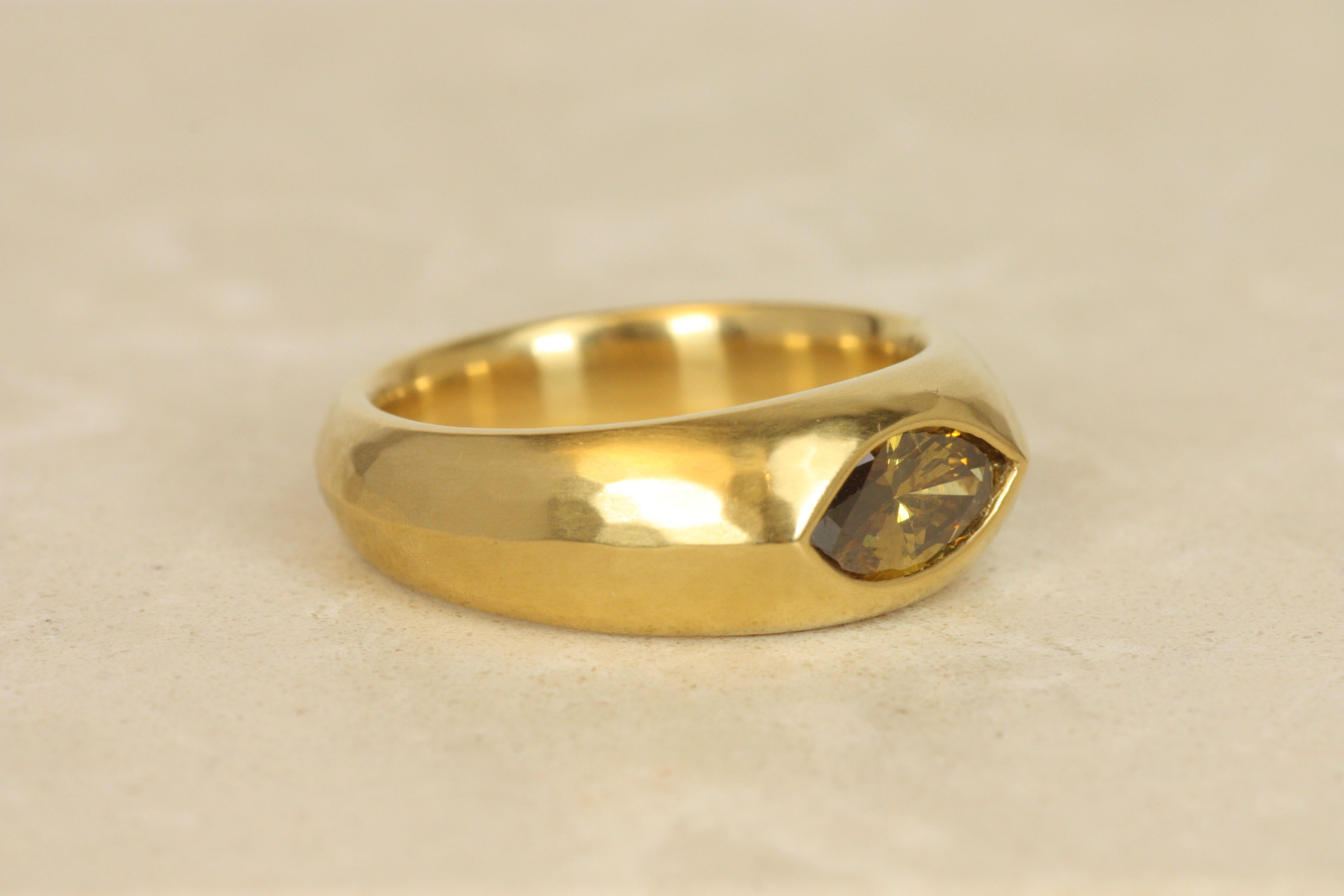 Orange-gelb-brauner Zigeuner-Solitär-Diamantring mit Marquise-Schliff aus 22 K Gelbgold (Kunsthandwerker*in) im Angebot
