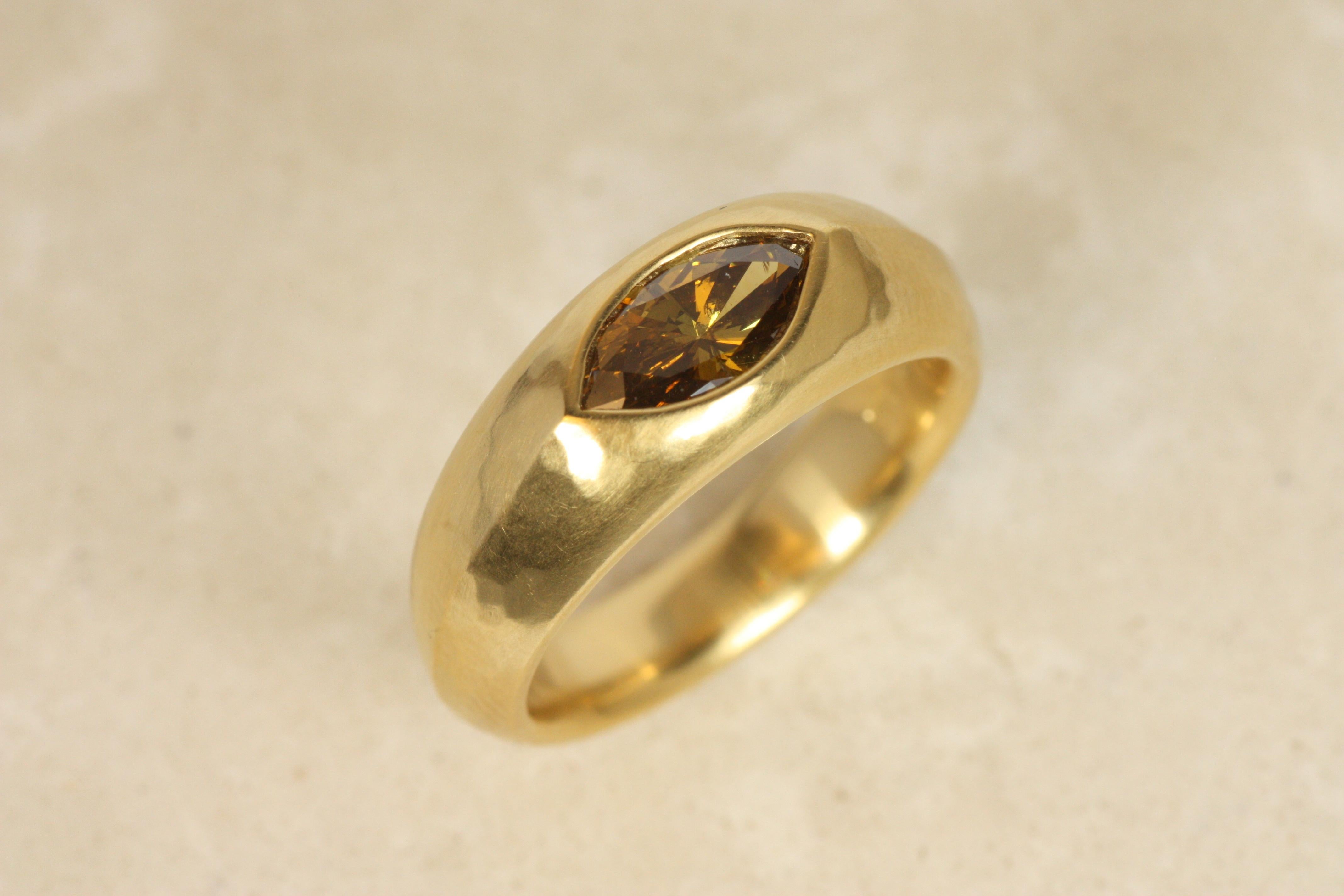 Orange-gelb-brauner Zigeuner-Solitär-Diamantring mit Marquise-Schliff aus 22 K Gelbgold (Marquiseschliff) im Angebot