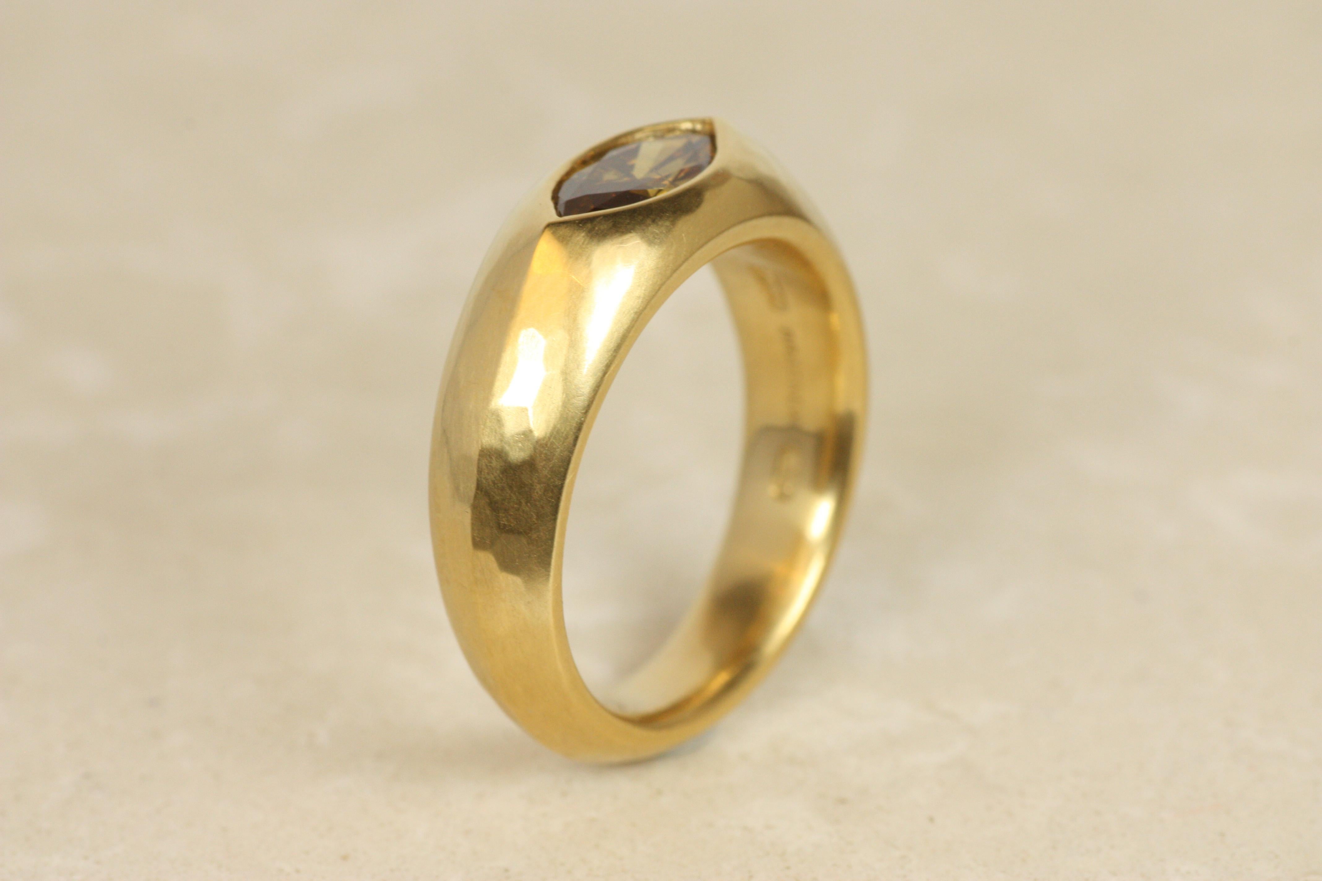 Orange-gelb-brauner Zigeuner-Solitär-Diamantring mit Marquise-Schliff aus 22 K Gelbgold im Angebot 1