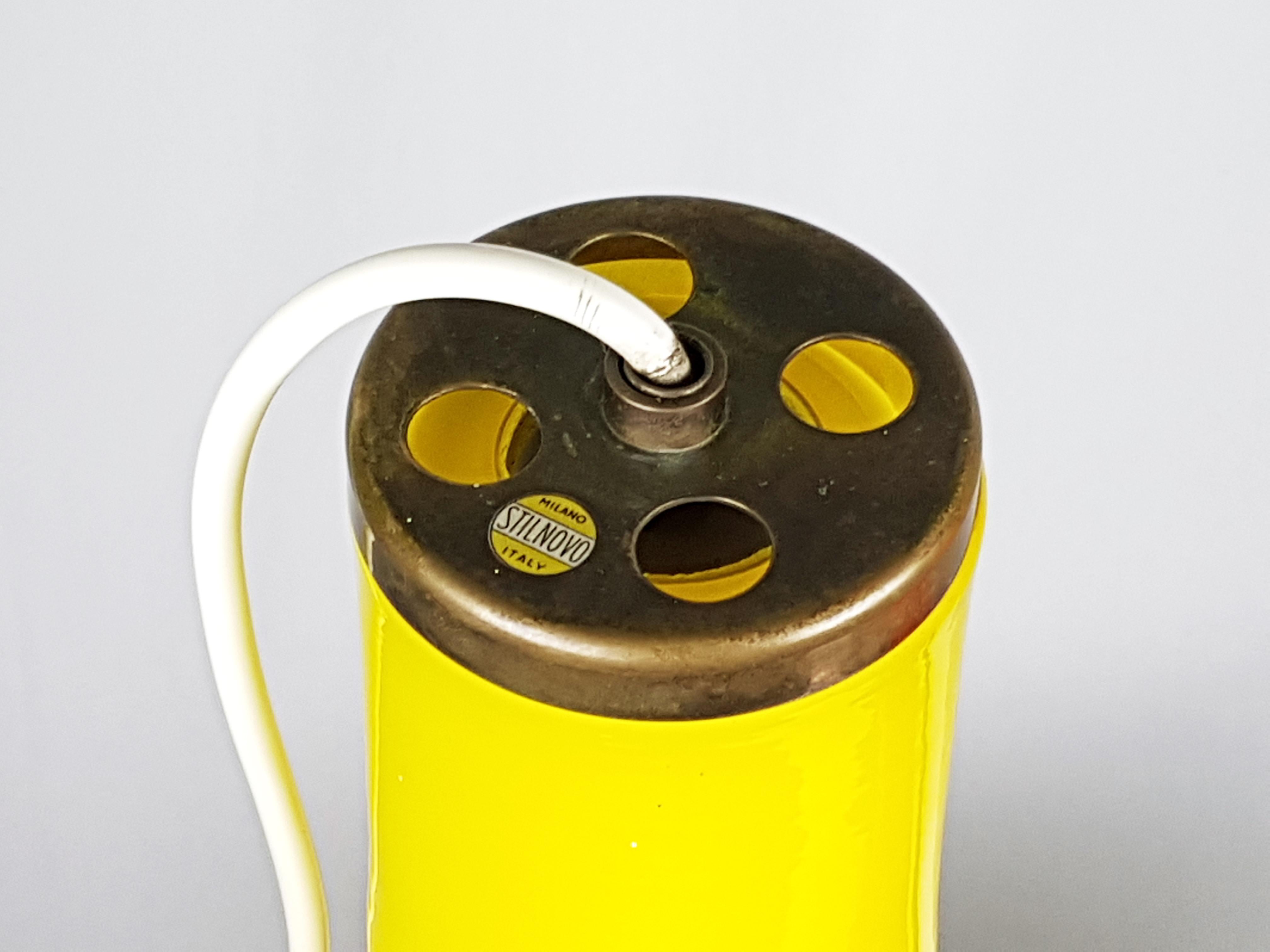 Anhänger aus orangefarbenem und gelbem Muranoglas und Messing aus den 1950er Jahren von Stilnovo (Moderne der Mitte des Jahrhunderts) im Angebot