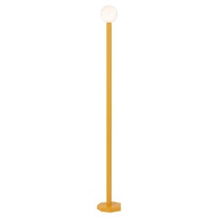 Luminaire de sol à découpe orange jaune par Atelier Areti
