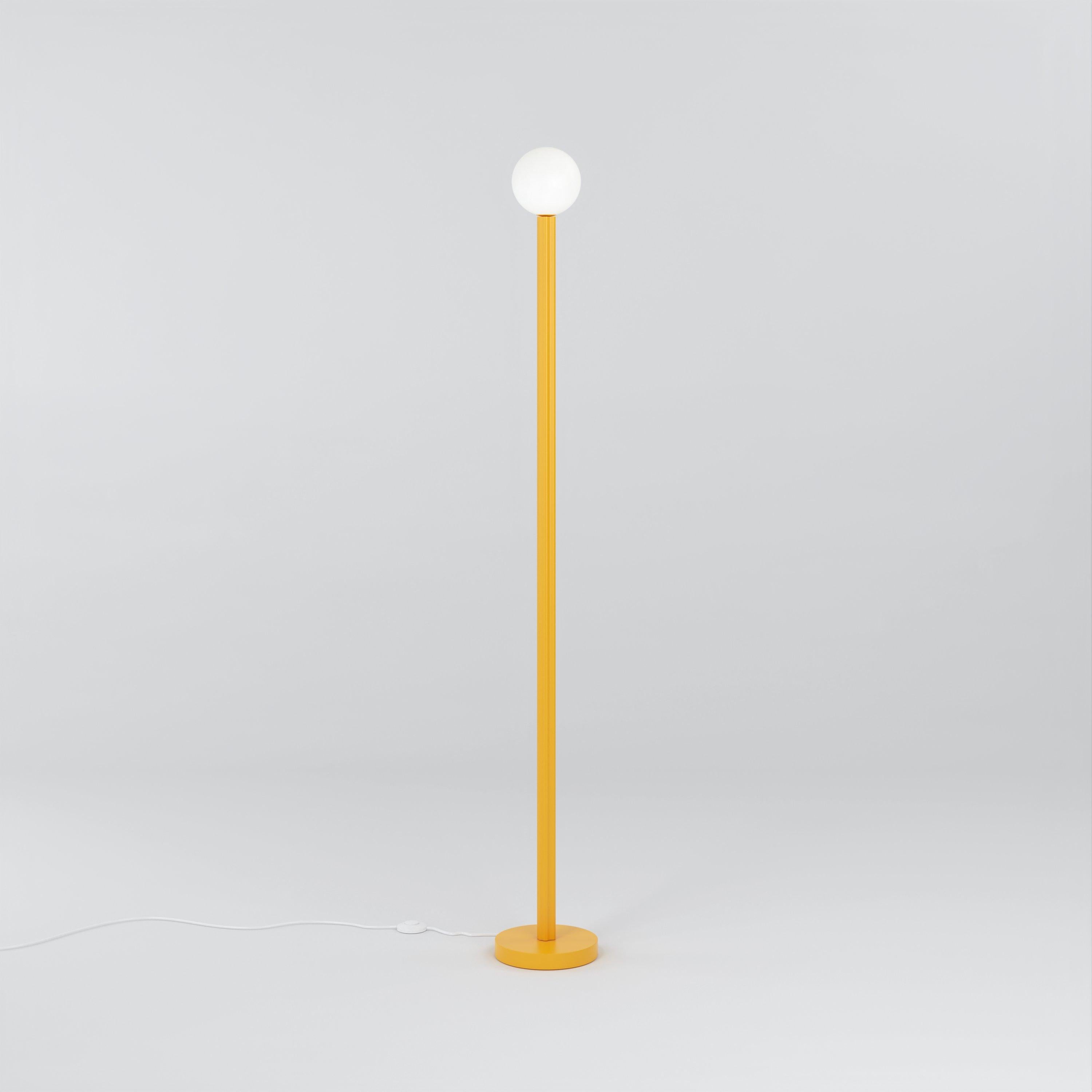 Lampada da terra con profili giallo-arancio di Atelier A.Profiles
Dimensioni: D 20 x H 156,7 cm.
Materiali: Metallo verniciato a polvere, vetro bianco.

Disponibile in altri colori. Contattateci.

Tutte le nostre lampade possono essere cablate a