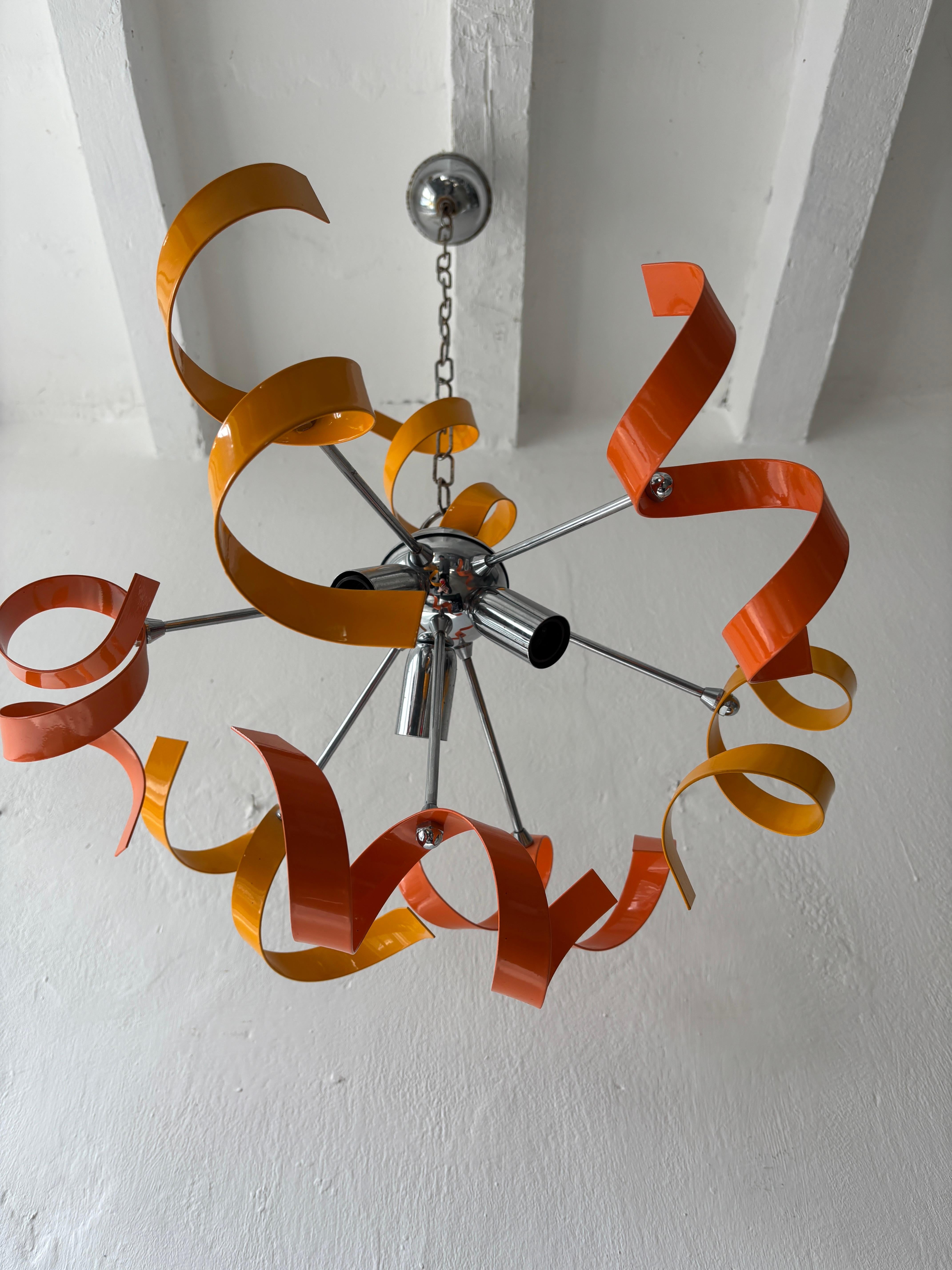 Boîtier 3 lumières.  Il sera nouvellement câblé avec des prises certifiées UL pour les États-Unis et des prises appropriées pour tous les autres pays et sera prêt à être accroché. Lustre de forme et de couleur extrêmement rare du milieu du siècle