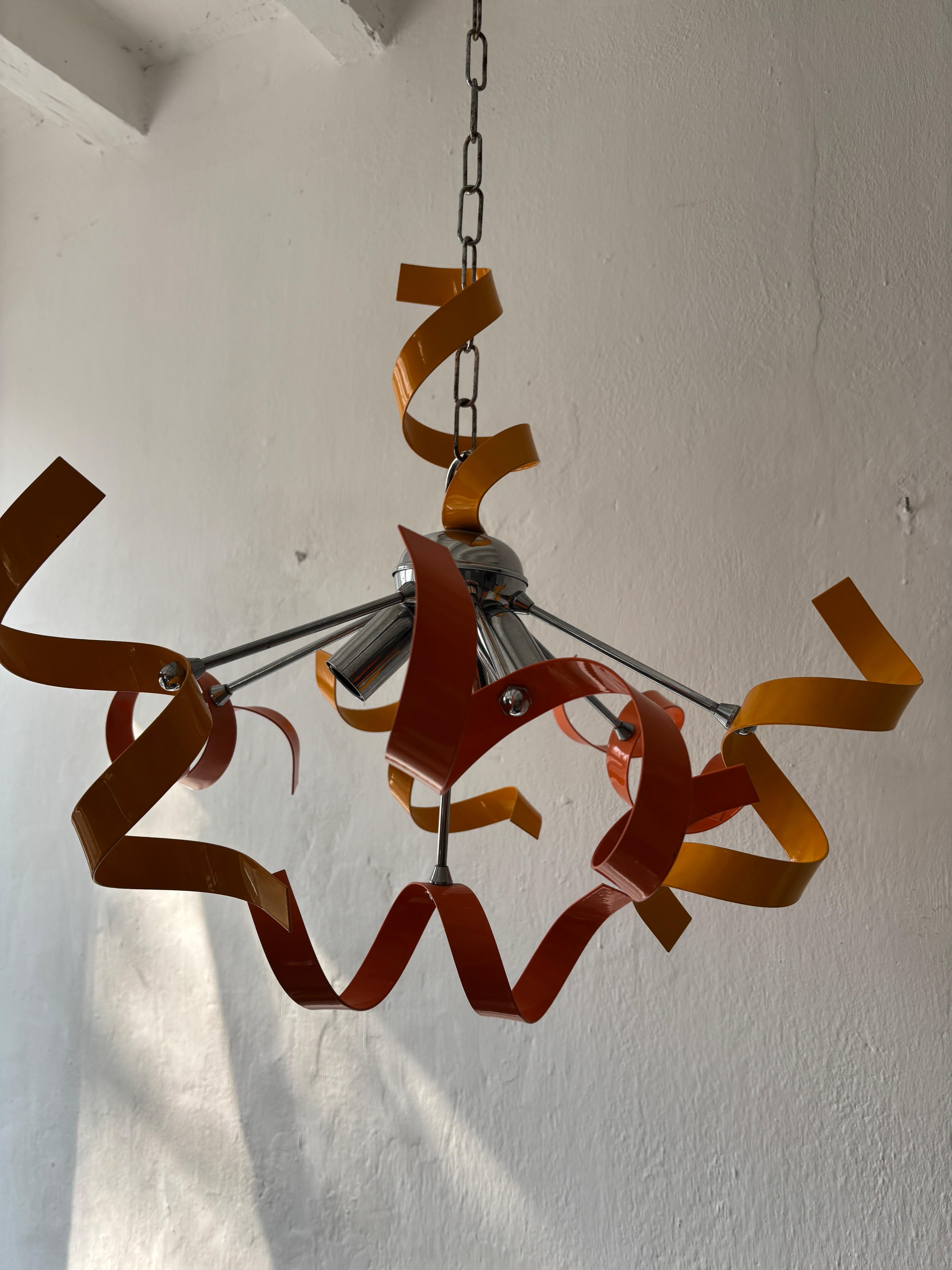 italien Lustre en métal à ruban orange et jaune Italie du milieu du siècle 1950 en vente