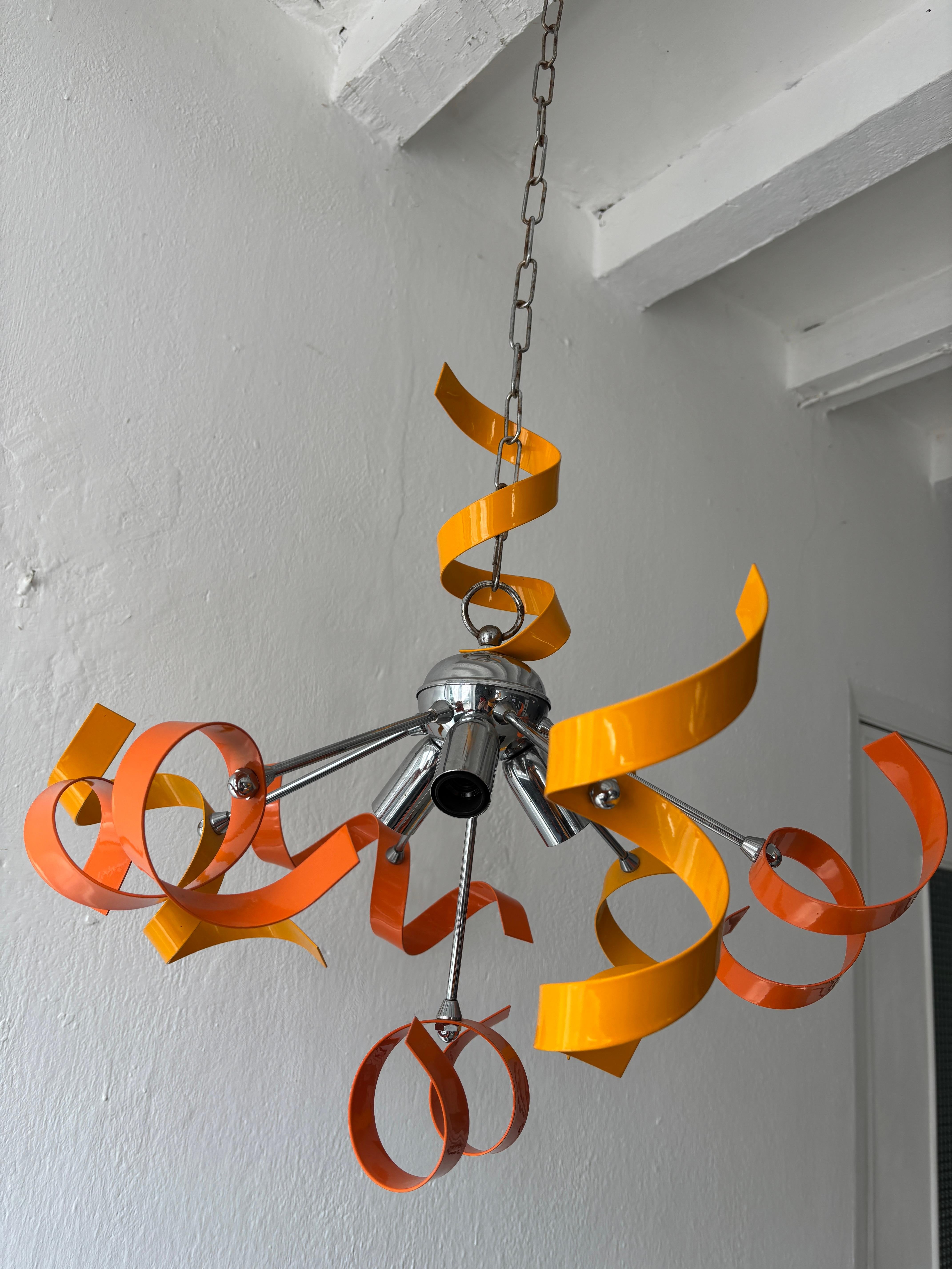 Lustre en métal à ruban orange et jaune Italie du milieu du siècle 1950 Bon état - En vente à Firenze, Toscana