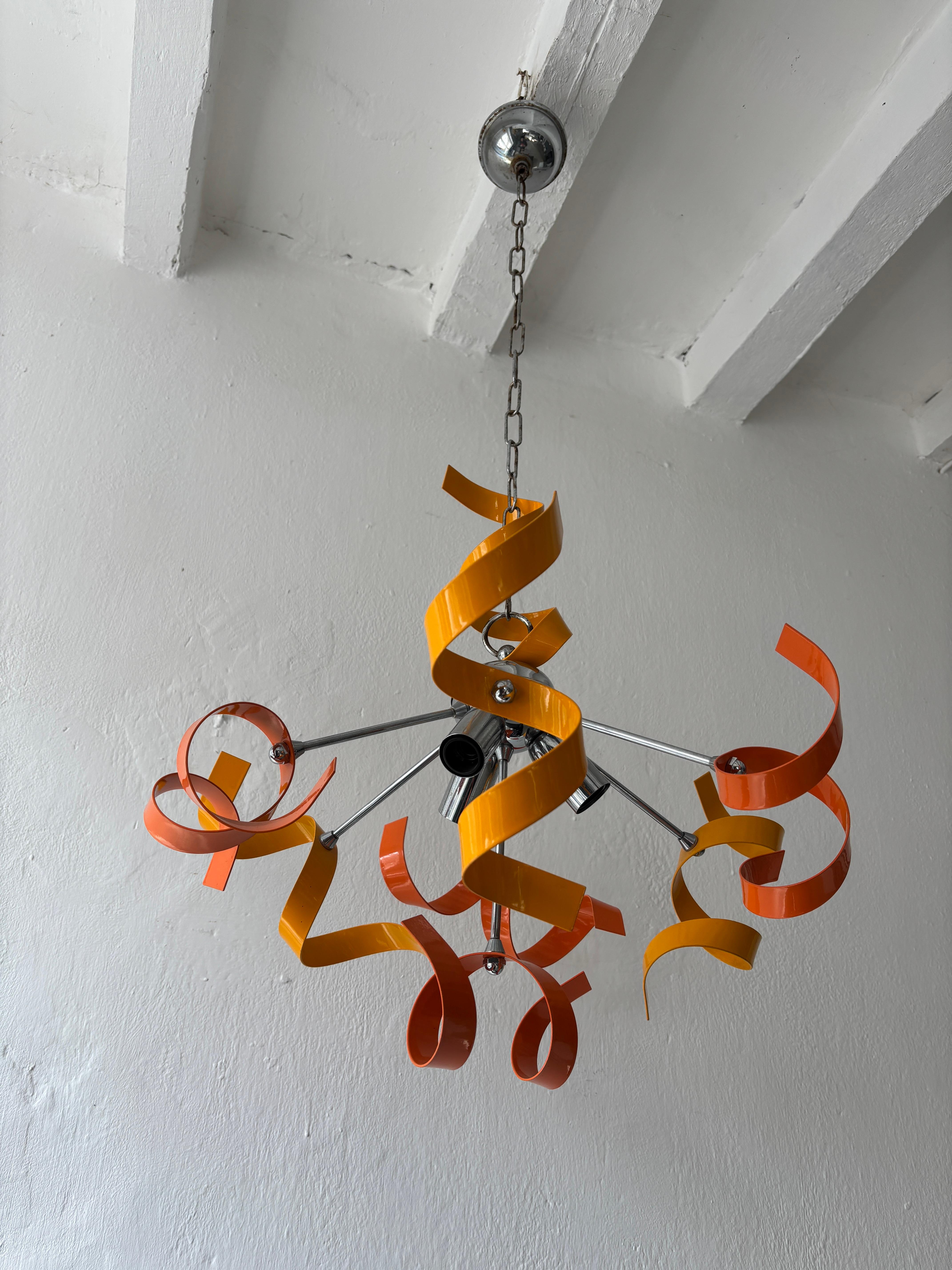 Milieu du XXe siècle Lustre en métal à ruban orange et jaune Italie du milieu du siècle 1950 en vente