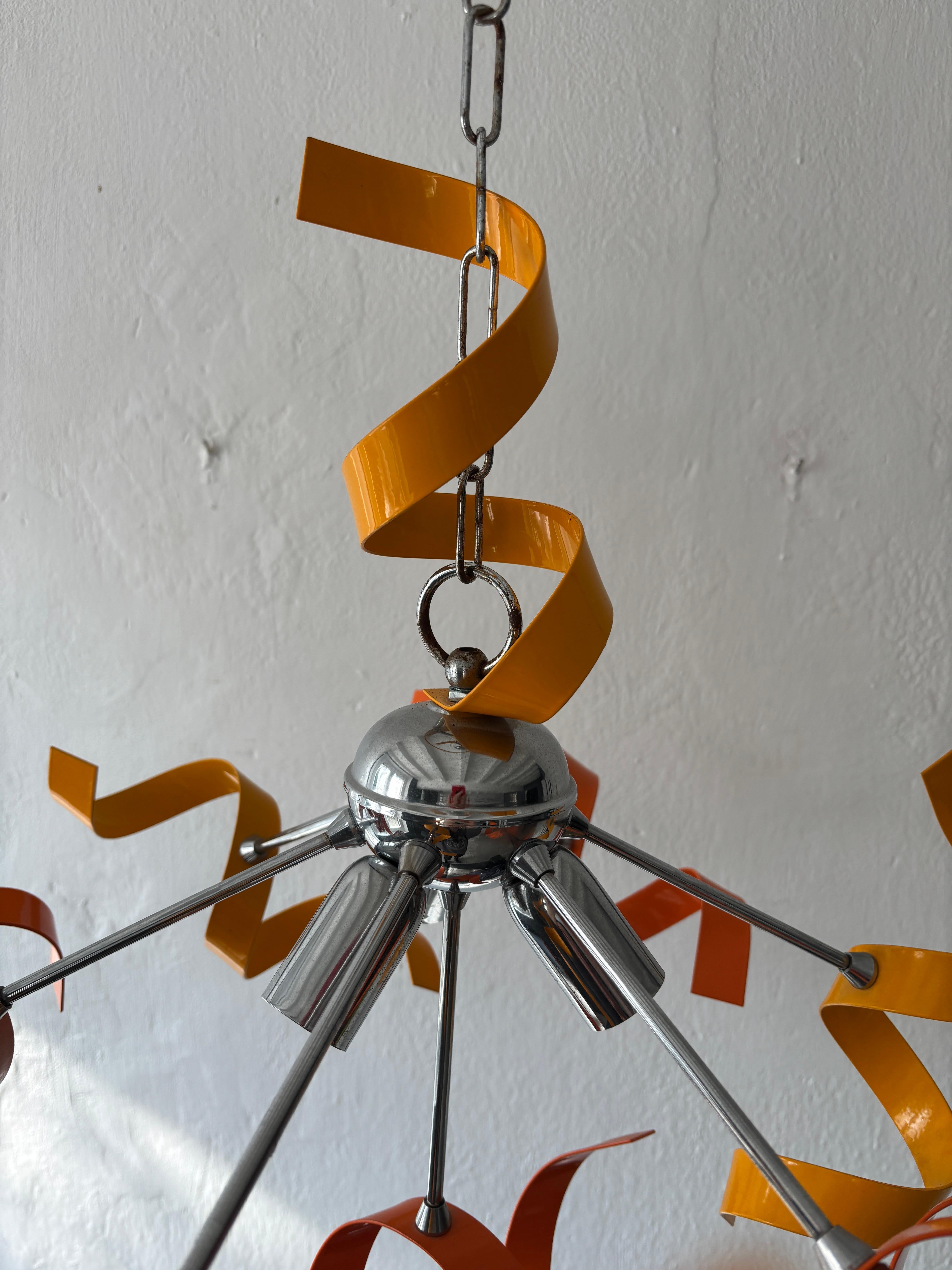 Métal Lustre en métal à ruban orange et jaune Italie du milieu du siècle 1950 en vente