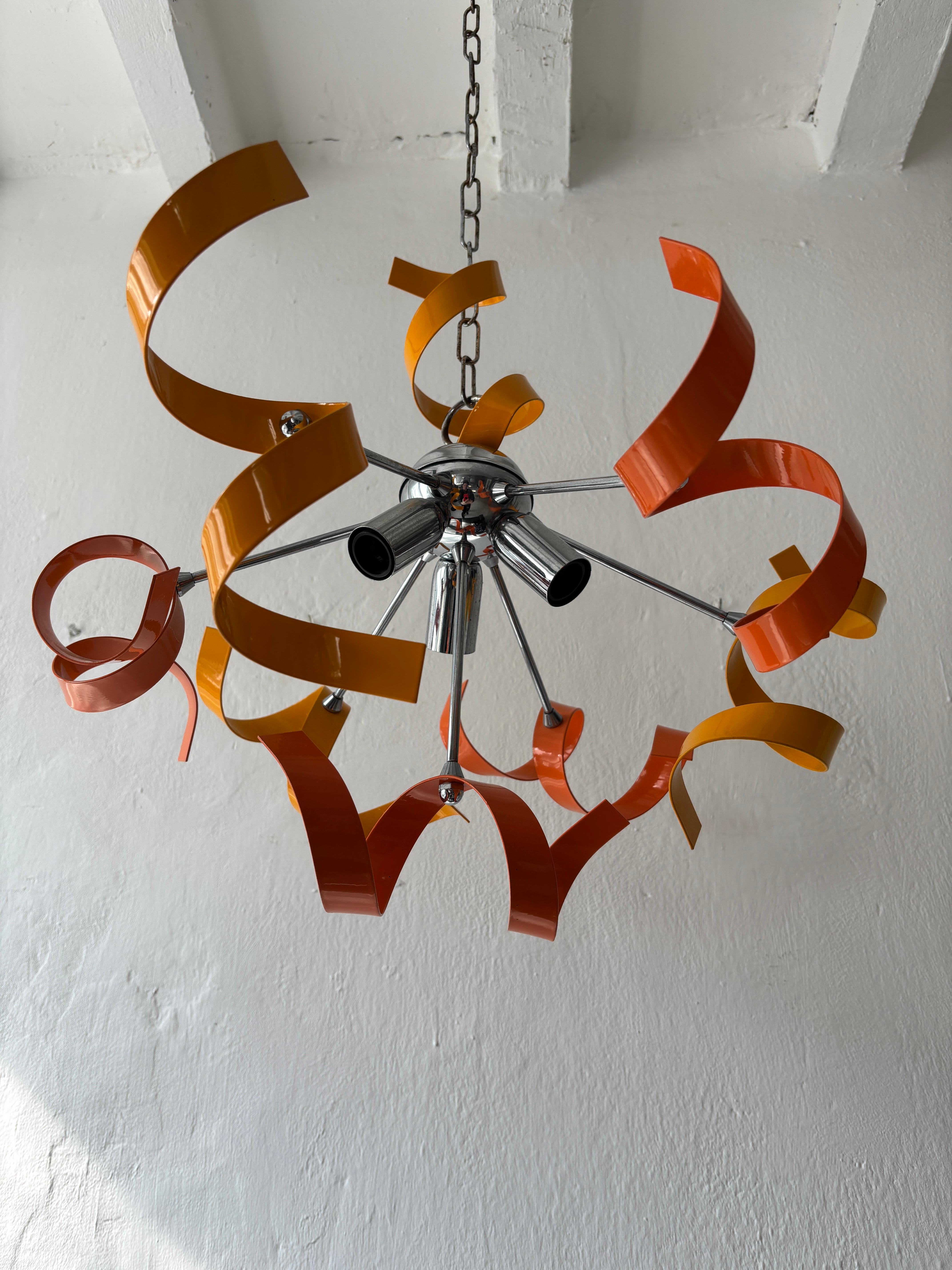 Lustre en métal à ruban orange et jaune Italie du milieu du siècle 1950 en vente 1