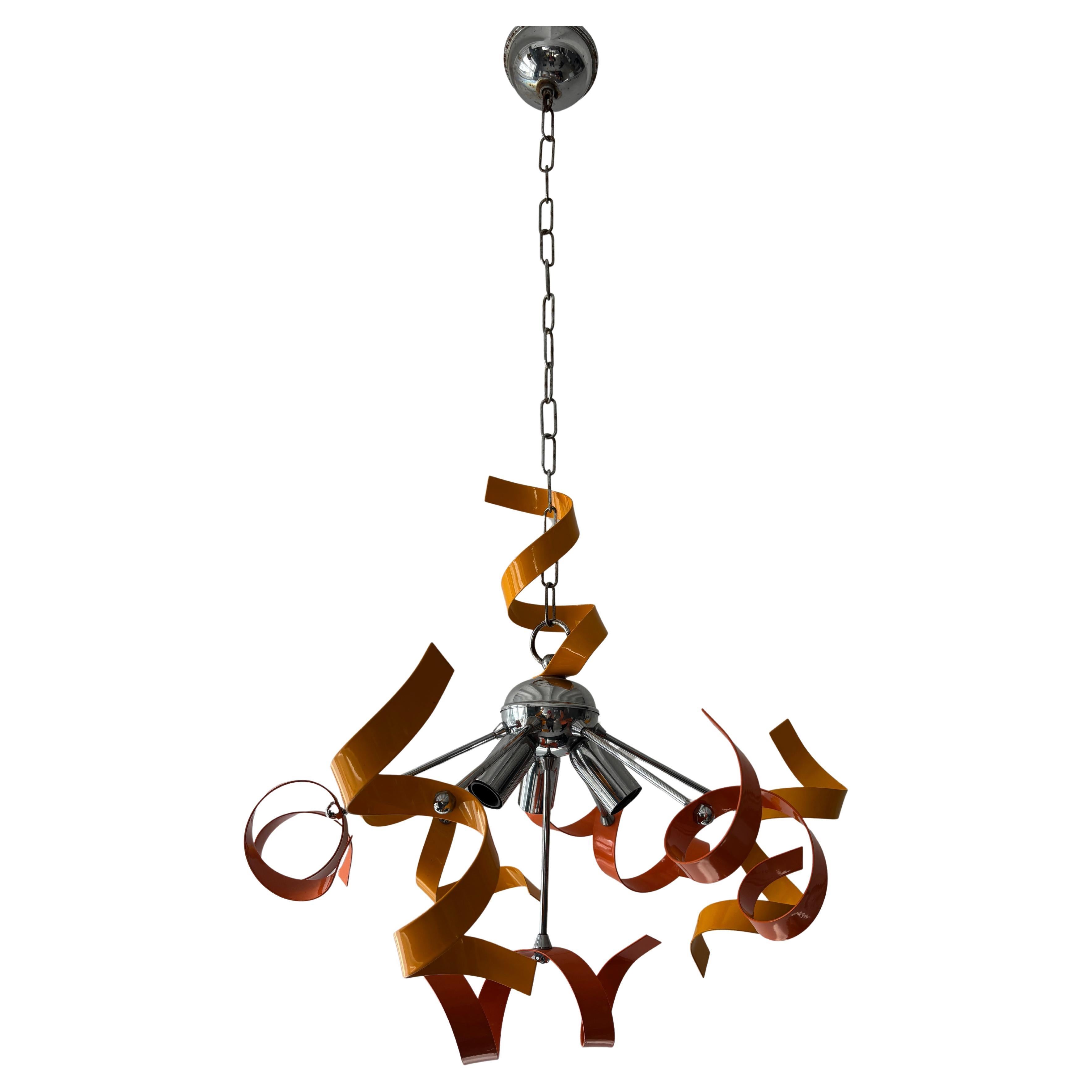 Lampadario in metallo a nastro arancione e giallo Midcentury Italia 1950