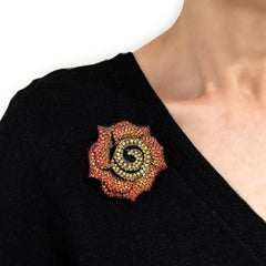 Broche en saphir orange-jaune de 26,97 carats