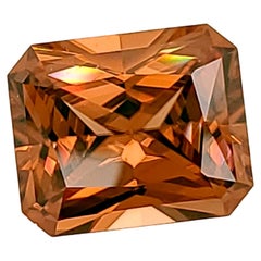 Zircon orangé, taille émeraude, pesant 8,71 carats et facetté aux États-Unis