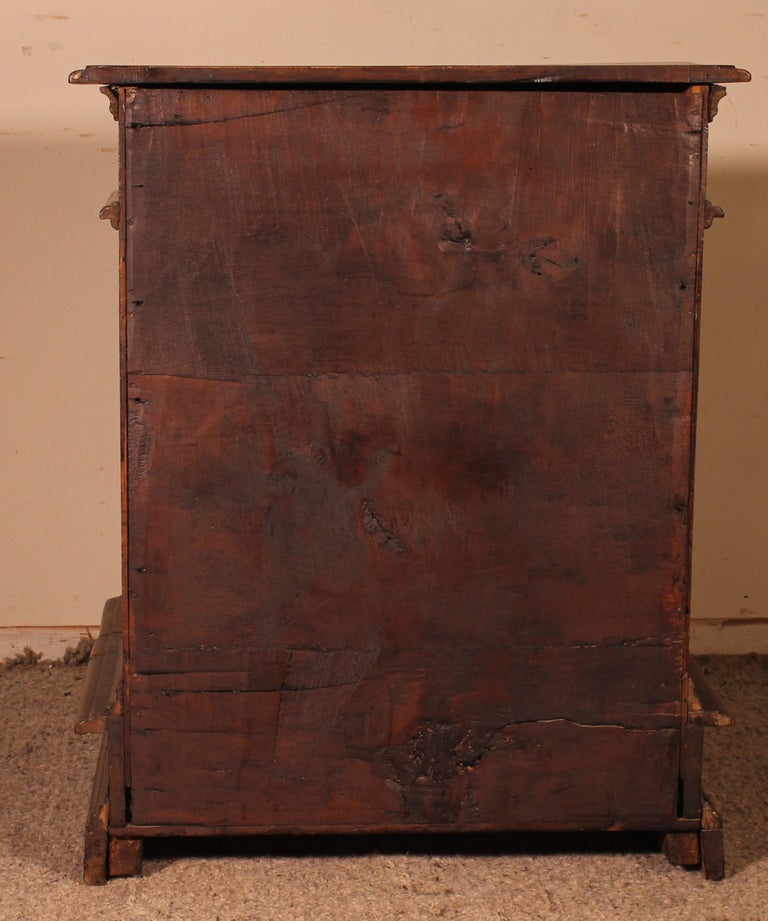 Oratory or Kneeler from Italy 17th Century in Walnut and Burl Walnut For Sale 4