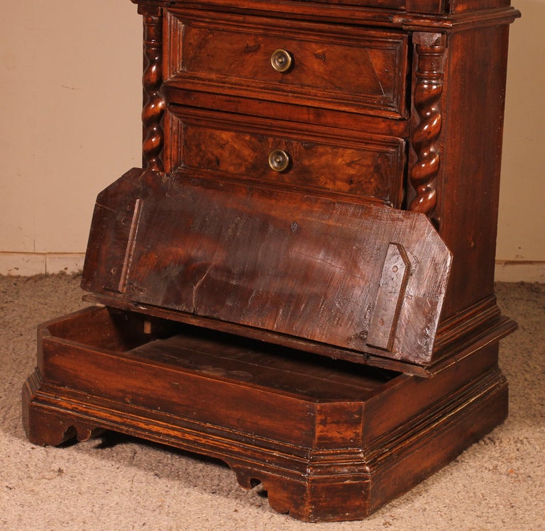 Oratory or Kneeler from Italy 17th Century in Walnut and Burl Walnut For Sale 1
