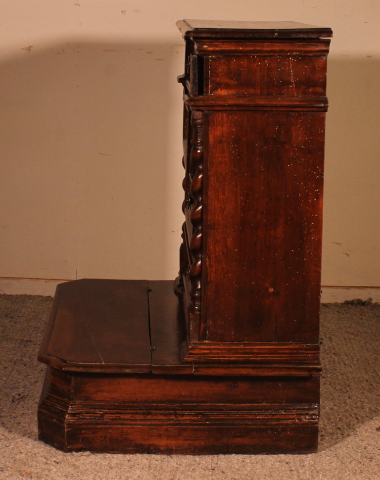 Oratory or Kneeler from Italy 17th Century in Walnut and Burl Walnut For Sale 3