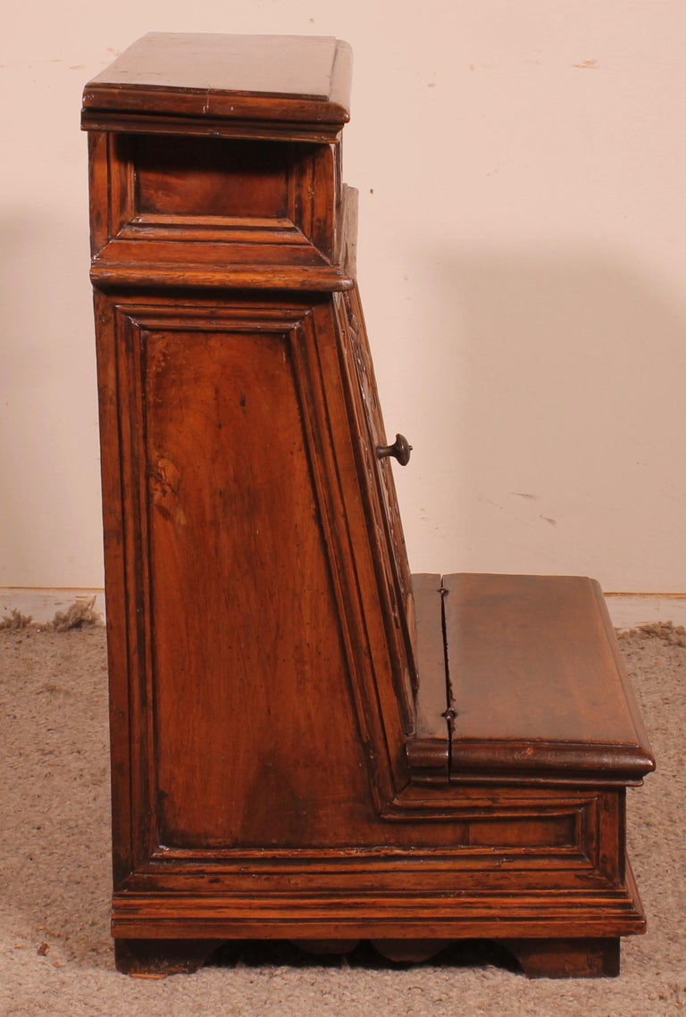 Oratory or Kneelerfrom Italy 17th Century in Walnut For Sale 4