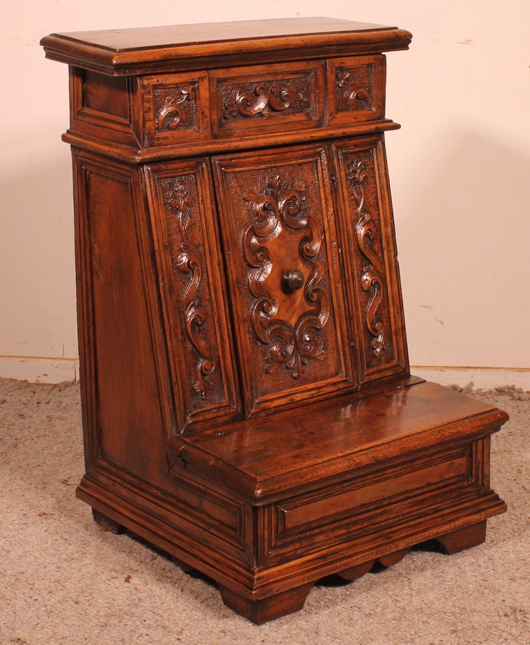 Oratory or Kneelerfrom Italy 17th Century in Walnut For Sale 5