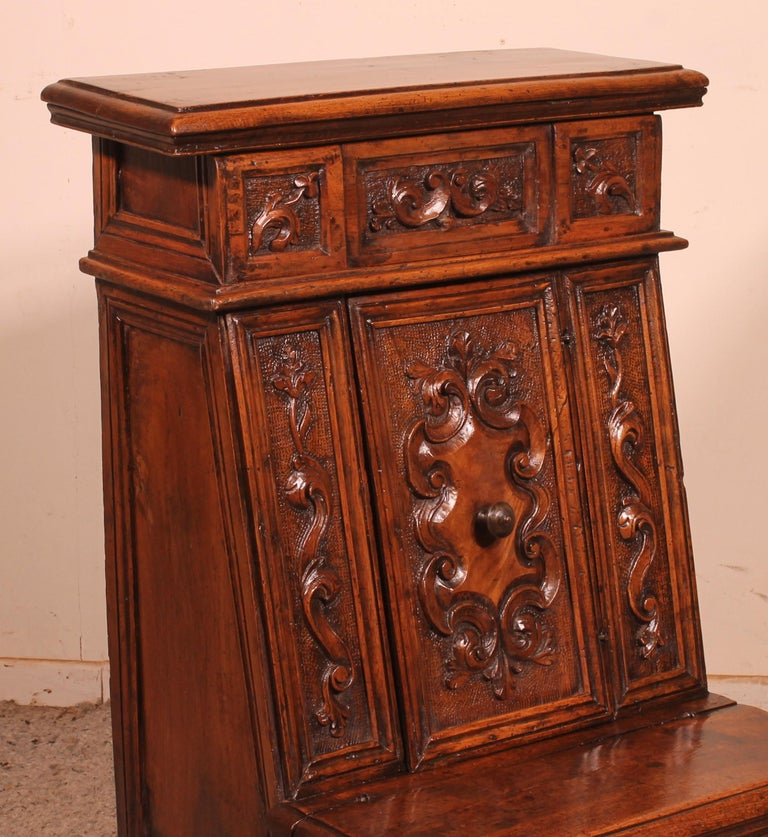 Oratory or Kneelerfrom Italy 17th Century in Walnut For Sale 6