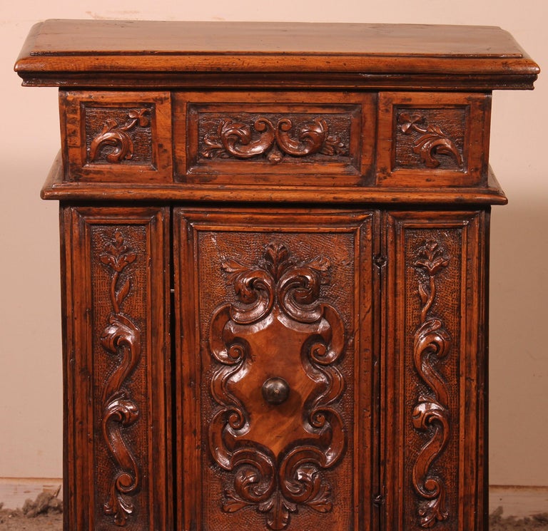 Elegant oratory or kneeler from Italy in walnut from the beginning of the 17th century

Very beautiful piece of furniture from the Italian Renaissance composed of a compartment at the bottom, a door and a compartment at the top
Superb quality of