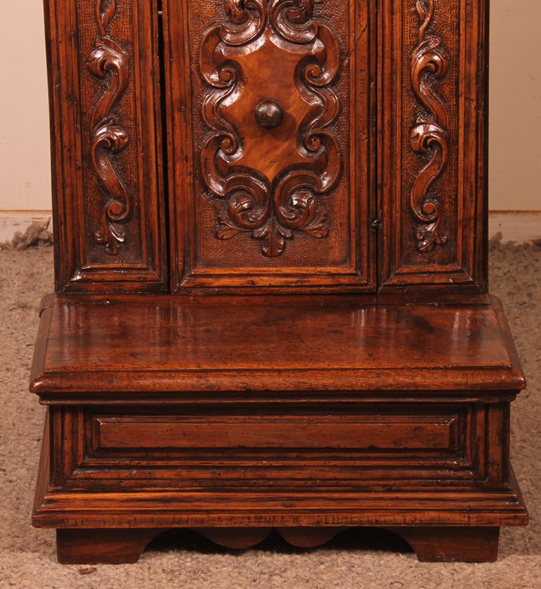 Renaissance Oratory or Kneelerfrom Italy 17th Century in Walnut For Sale