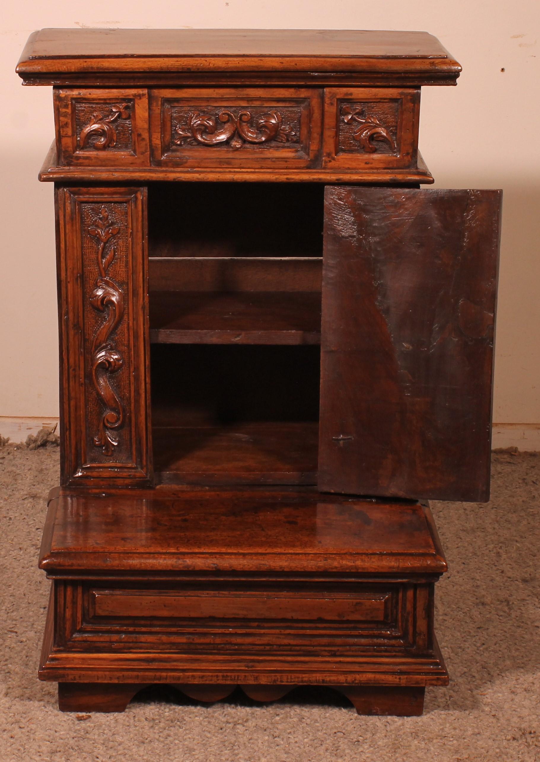 Oratory or Kneelerfrom Italy 17th Century in Walnut In Good Condition In Brussels, Brussels