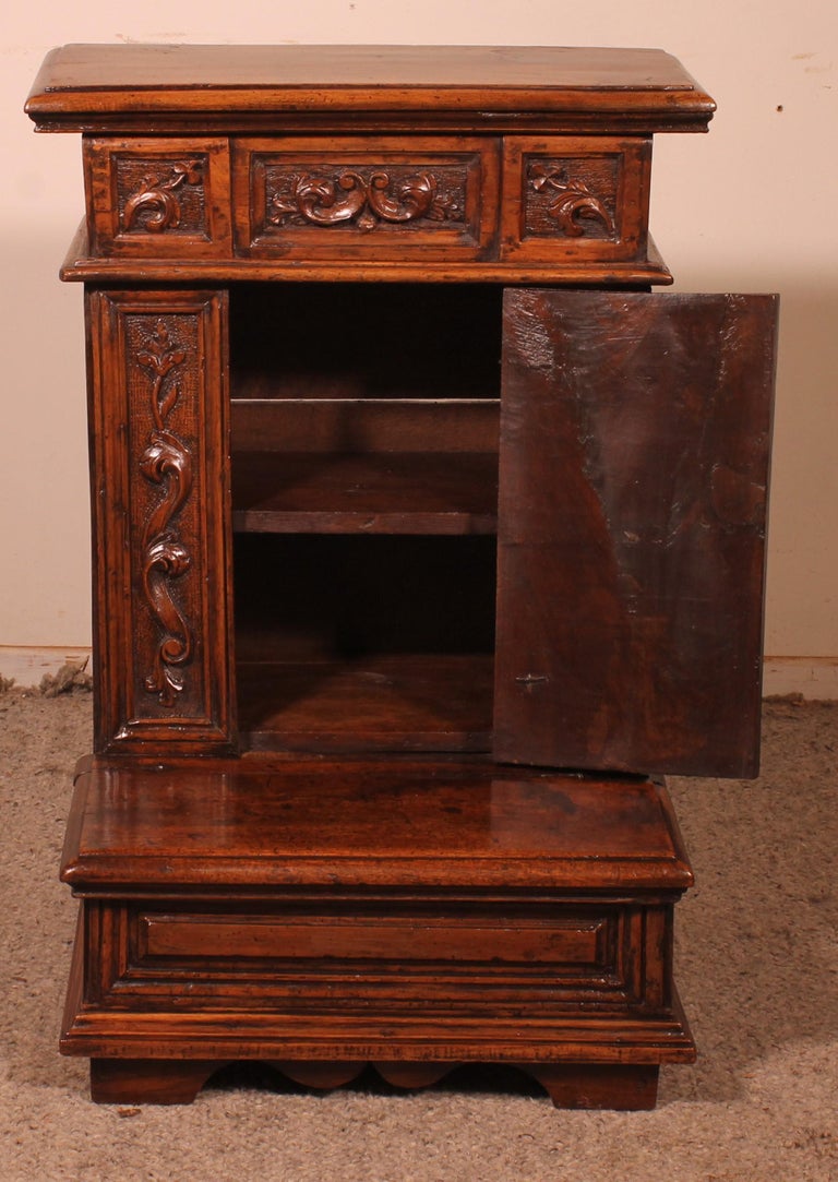 Oratory or Kneelerfrom Italy 17th Century in Walnut In Good Condition For Sale In Brussels, Brussels