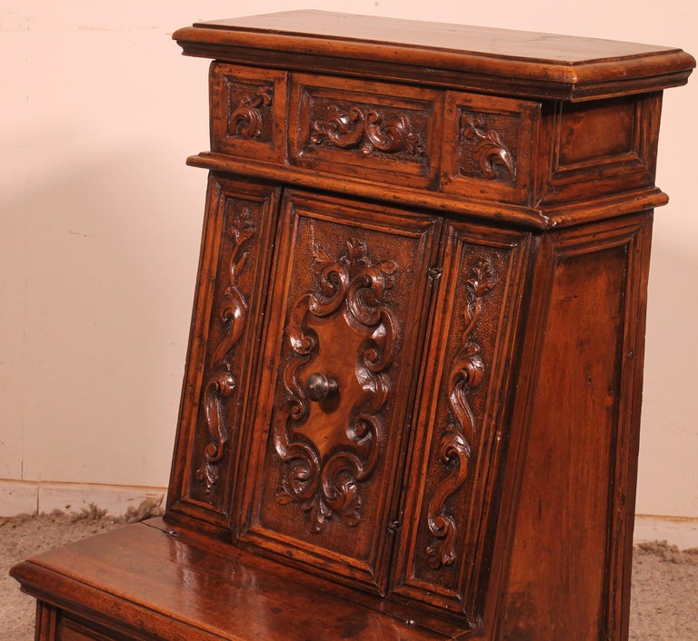 Oratory or Kneelerfrom Italy 17th Century in Walnut For Sale 1