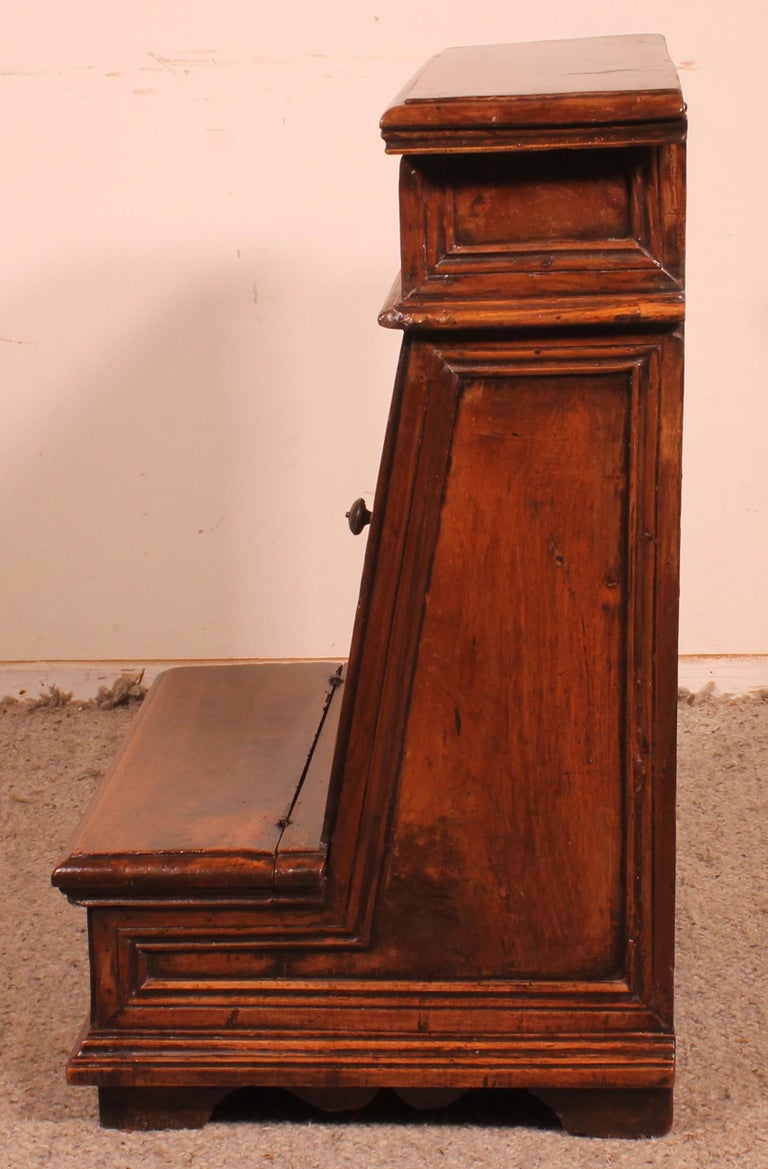 Oratory or Kneelerfrom Italy 17th Century in Walnut For Sale 2