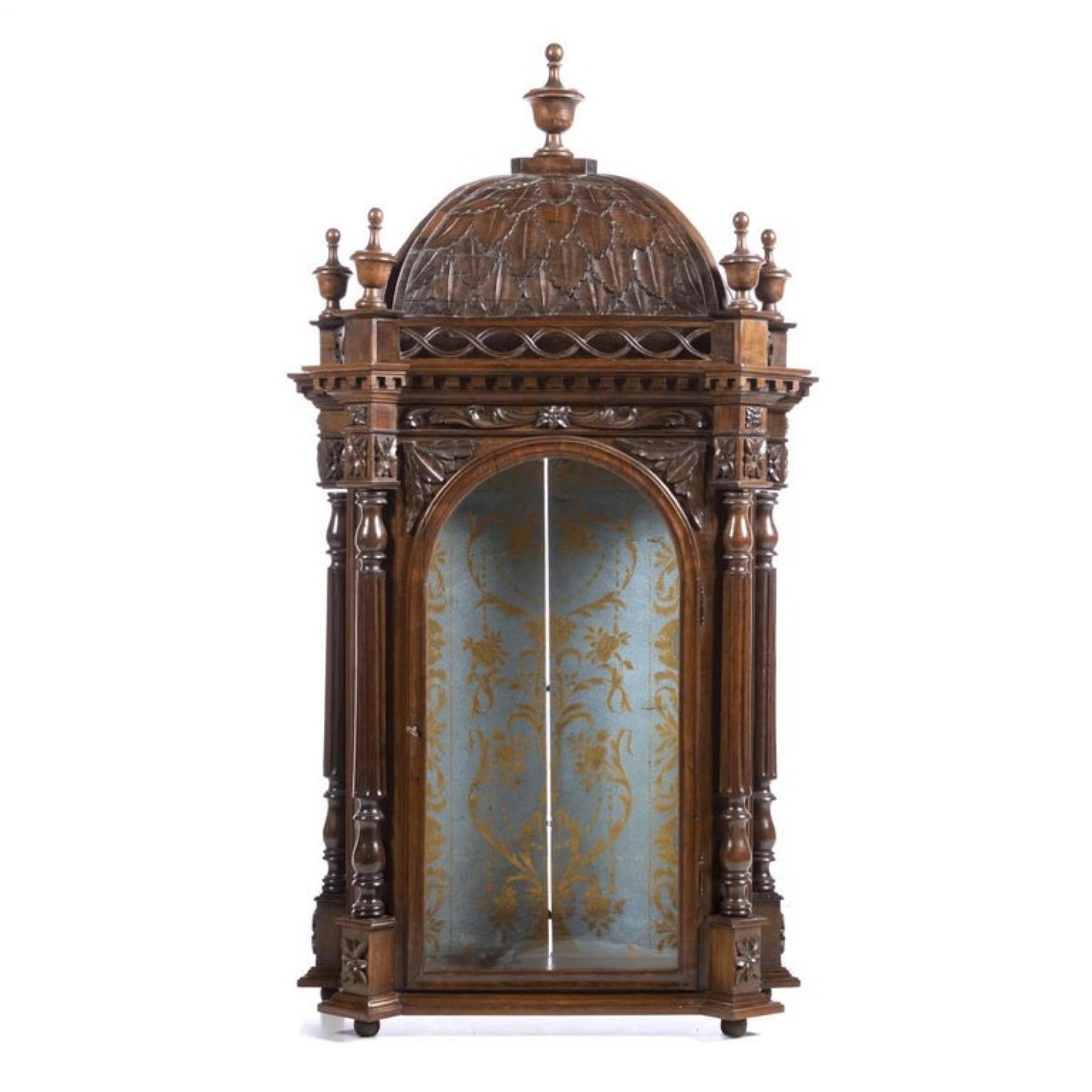 Oratory
Portuguese, 19th century, in carved Brazilian rosewood. Decoration with plant motifs. Glazed doors and sides. Painted and gilded interior. DIM.: 160 x 72 x 34 cm.