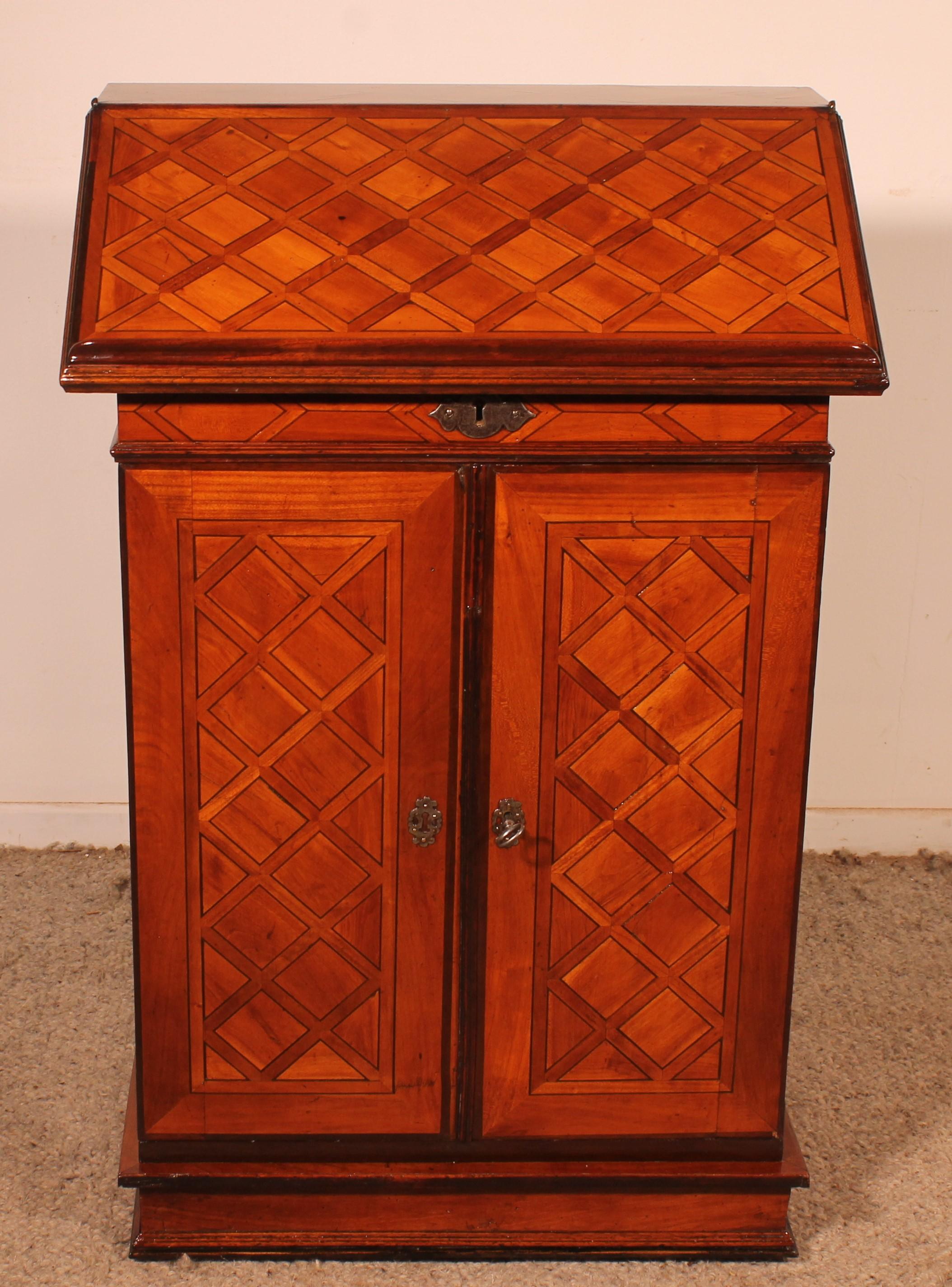 Elegante y raro oratorio de época Luis XIV en marquetería y madera de nogal de principios del siglo XVIII
Muy bello mueble de época Luis XIV compuesto por una puerta con su cerradura y llave y un atril que permite guardar o poner un bello