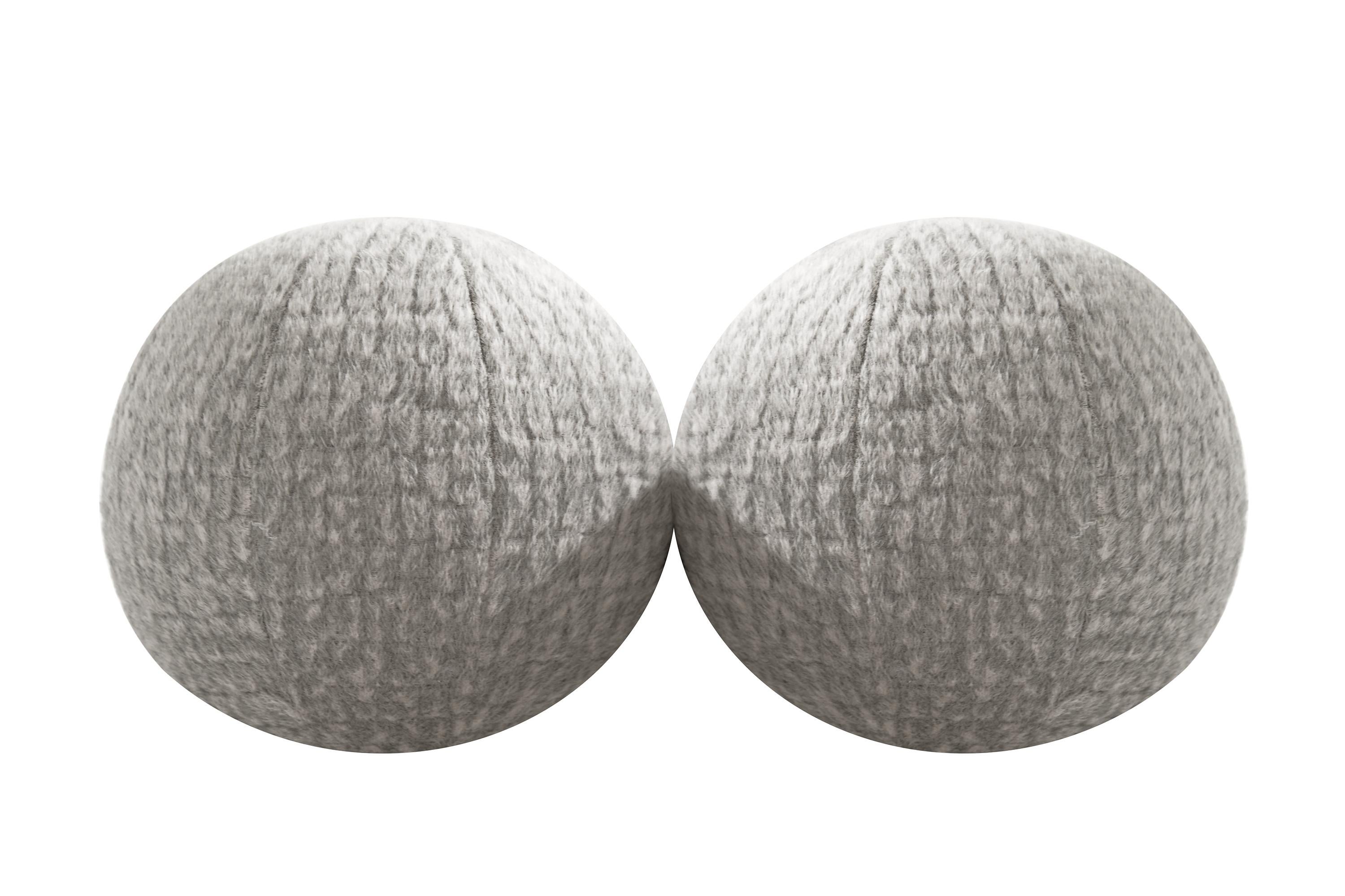 Il cuscino ORB è realizzato in modo meticoloso per offrire un aspetto estetico e un comfort eccezionale.
 
Progettato come una versione rilassante delle tendenze geometriche, il cuscino ORB combina senza sforzo eleganza e funzionalità. La sua forma