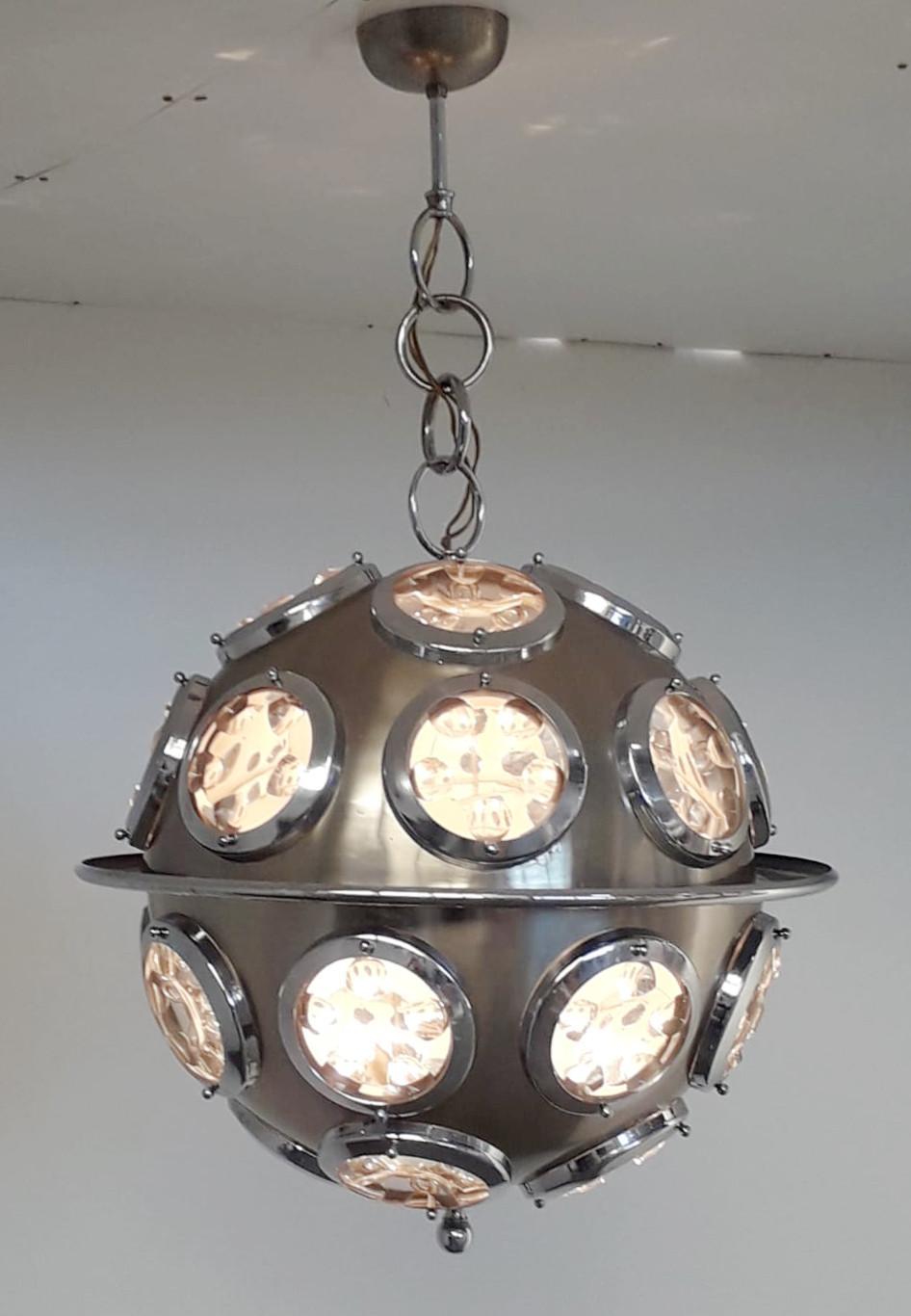 Vintage Italian chandelier with brushed steel circular structure and optical beveled glass lenses / Designed by Oscar Torlasco for Lumi circa 1960s / Made in Italy
6 lights / E12 or E14 type / max 40W each
Measures: Diameter: 19.5 inches / total