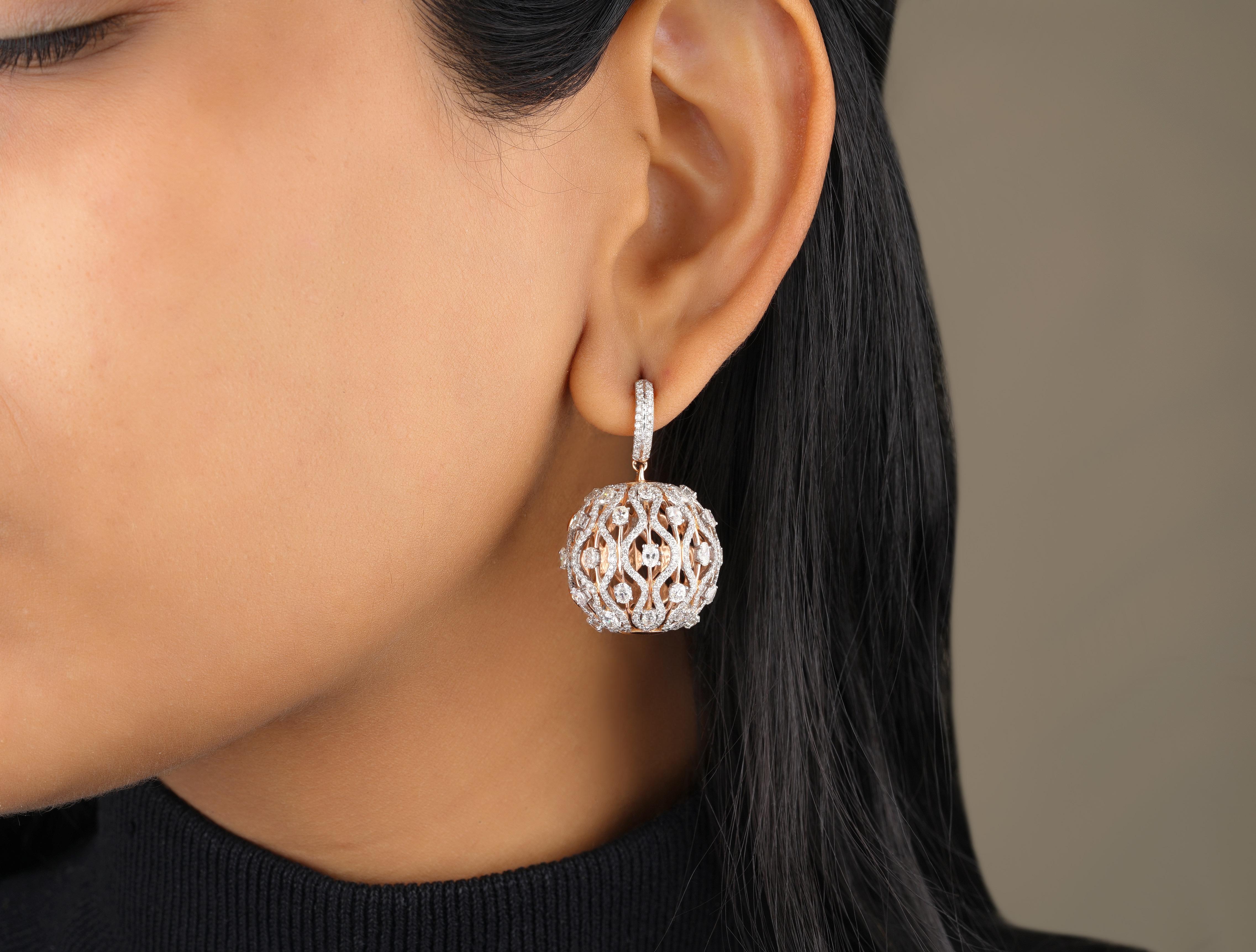 Orb Diamond Dangle Earrings with Oval & Round Diamonds set in 18k Solid Gold In New Condition For Sale In New Delhi, DL