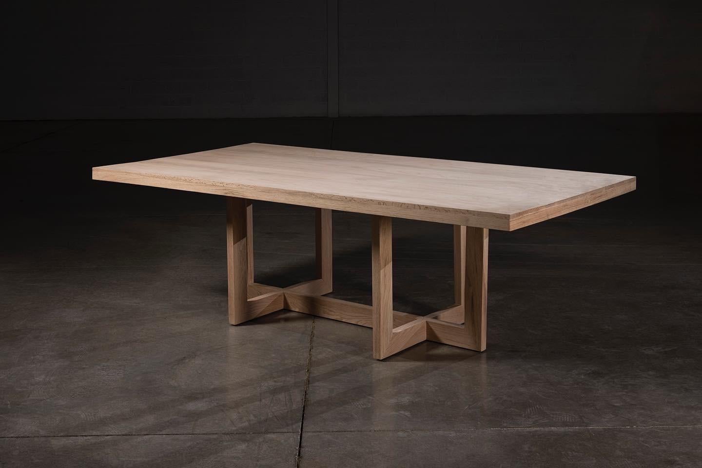 Dieser Tisch ist aus massiver, natürlicher Eiche, 100% handgefertigt von erfahrenen mexikanischen Handwerkern. 
Behält den organischen Ton der Eiche bei, mit einer massiven, schönen Tischplatte und einem spinnenartigen Sockel.