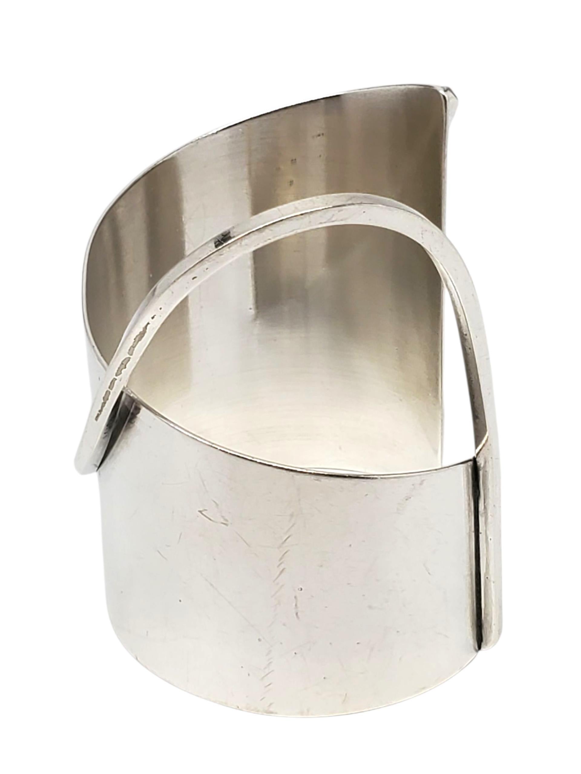 ORB Bracciale Modernista in argento Sterling -

Questo bracciale vintage ORB è realizzato in argento massiccio e presenta una curva scultorea che avvolge con grazia il polso.

Dimensioni: 7,25