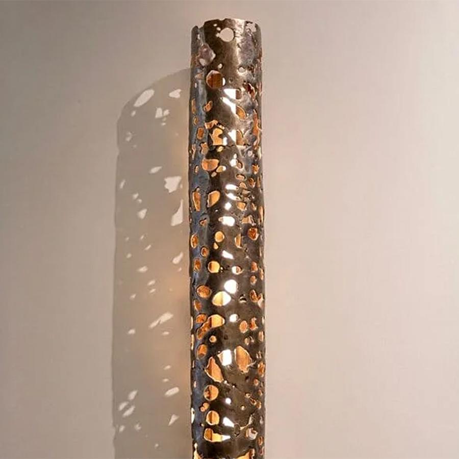 Wall Lamp Orba Bronze all in solid bronze
in light bronze finish. Lighting with 1 LED Strip 
14Wm/24V. Dimmable, dimmer not included.